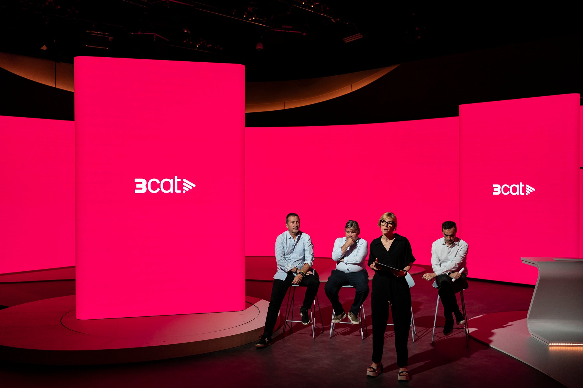 Rosa Romà, presidenta de la CCMA; Sigfrid Gras, director de TV3; Paulí Subirà, cap d'Imatge de TV3 i Albert Calatrava, director d'Informatius durant la presentació del nou plató dels informatius de TV3 | Mireia Comas