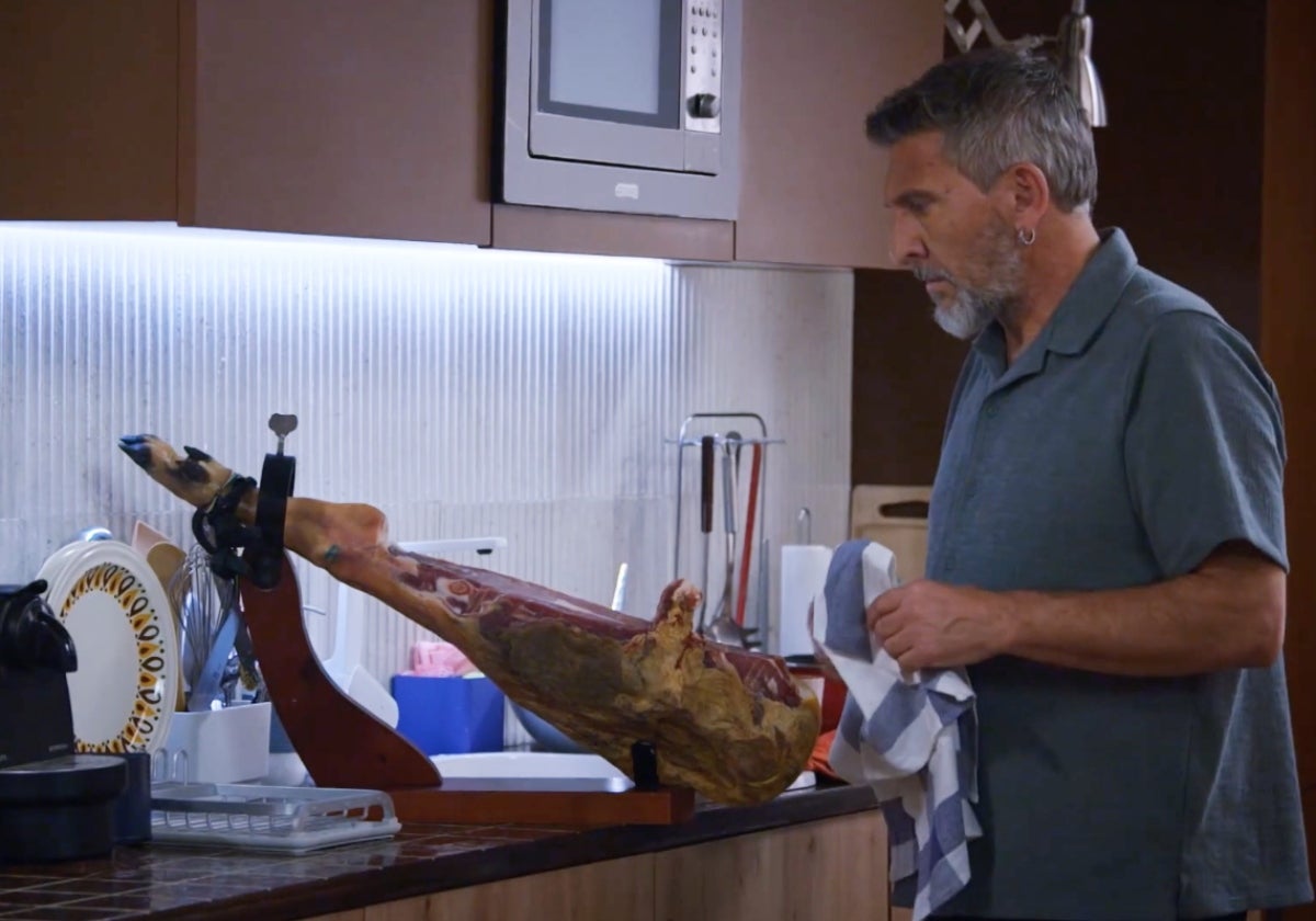 El Jordi ha descobert que la Gina s'ha endut el seu pernil a casa | 3Cat