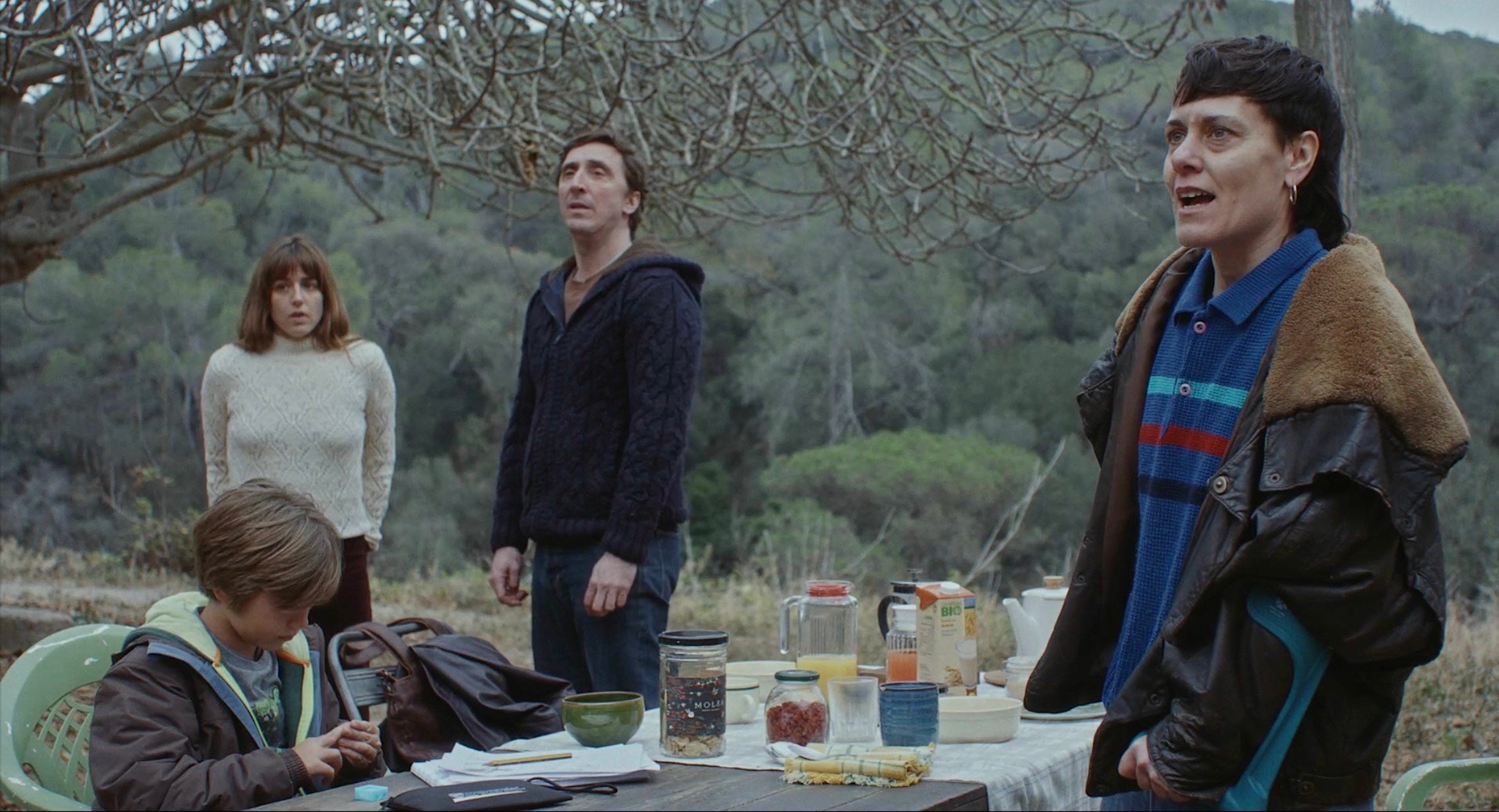 Marina Salas, Iván Massagué i Anna Alarcón, tres dels protagonistes del film 'Esmorza amb mi', en una escana de la pel·lícula / Filmax