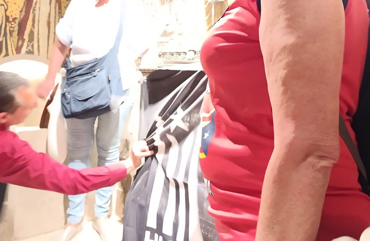 El moment de l'arrencada de l'estelada a la cripta/El Món