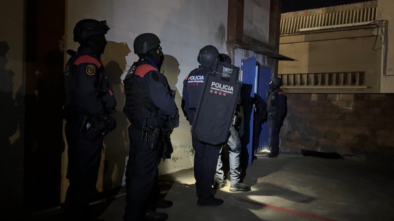 Agents dels Mossos d'Esquadra practiquen una de les entrades del macrodispositiu / CME