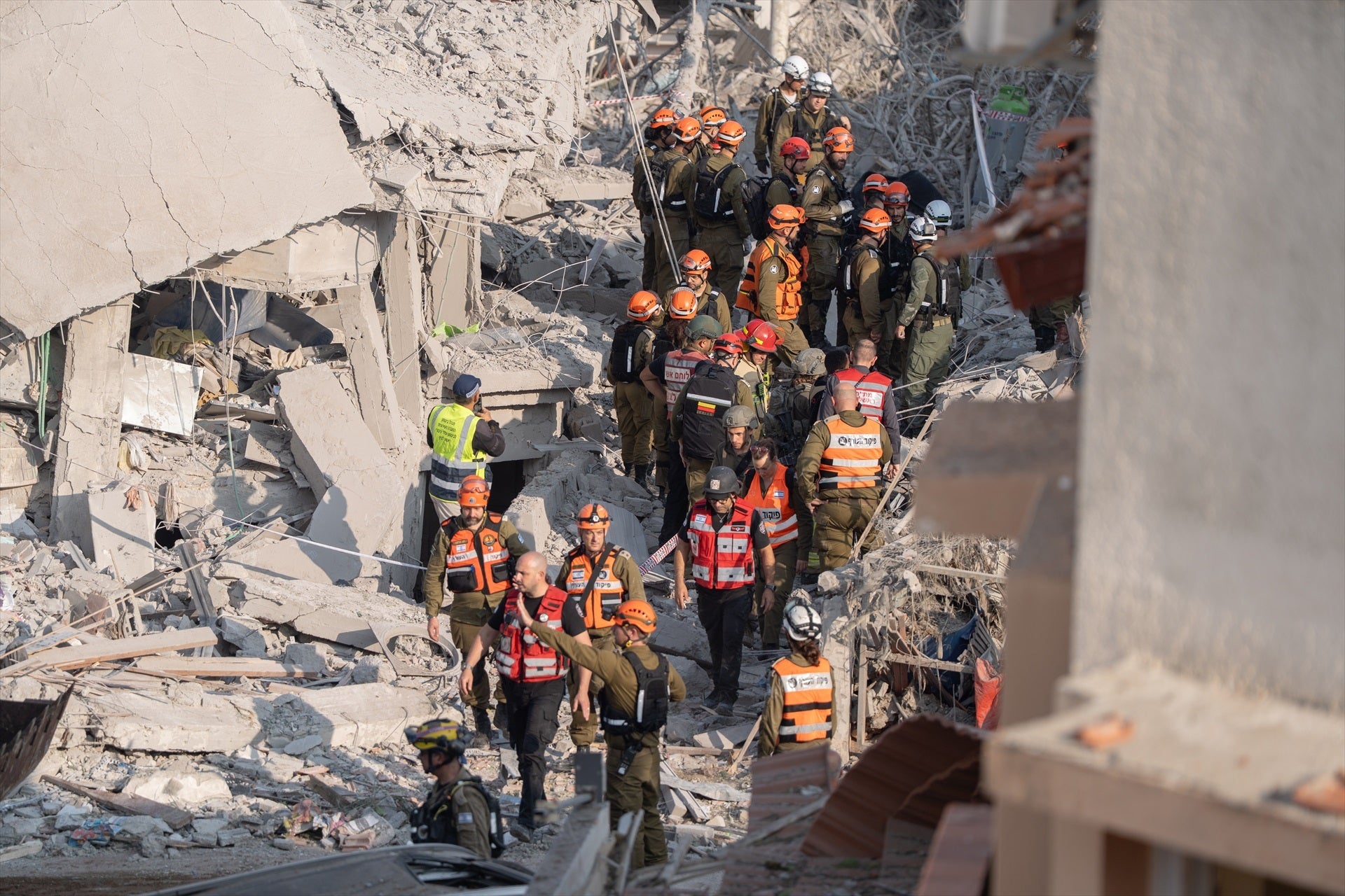 Serveis d'emergència revisen un edifici de la ciutat de Rixon le-Tsiyyon afectat per la pluja de míssils de l'Iran / Ilia Yefimovich/dpa