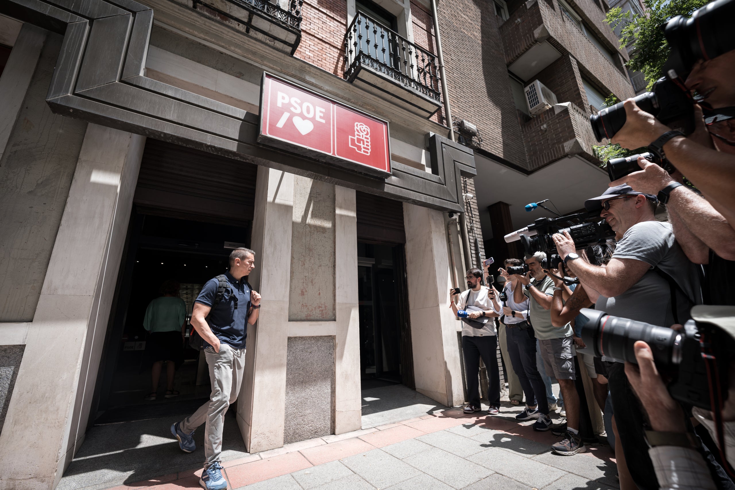 Un agente de la Unidad Central Operativa (UCO) de la Guardia Civil sale de la sede del PSOE / Diego Radamés / Europa Press