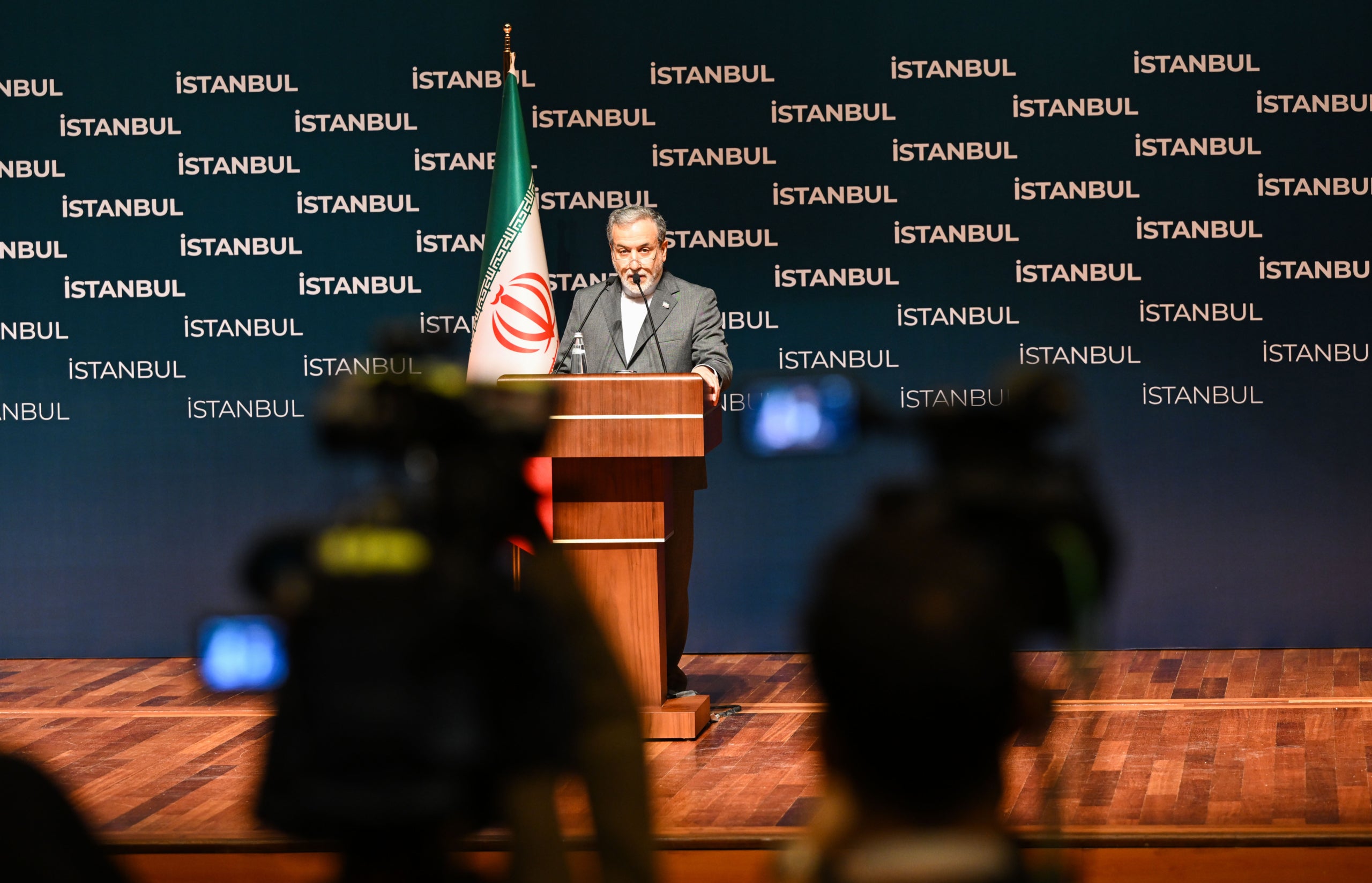 El ministre iranià d'Afers Exteriors Seyed Abbas Araghchi durant una conferència de premsa des d'Istanbul després dels atacs dels Estats Units / Europa Press