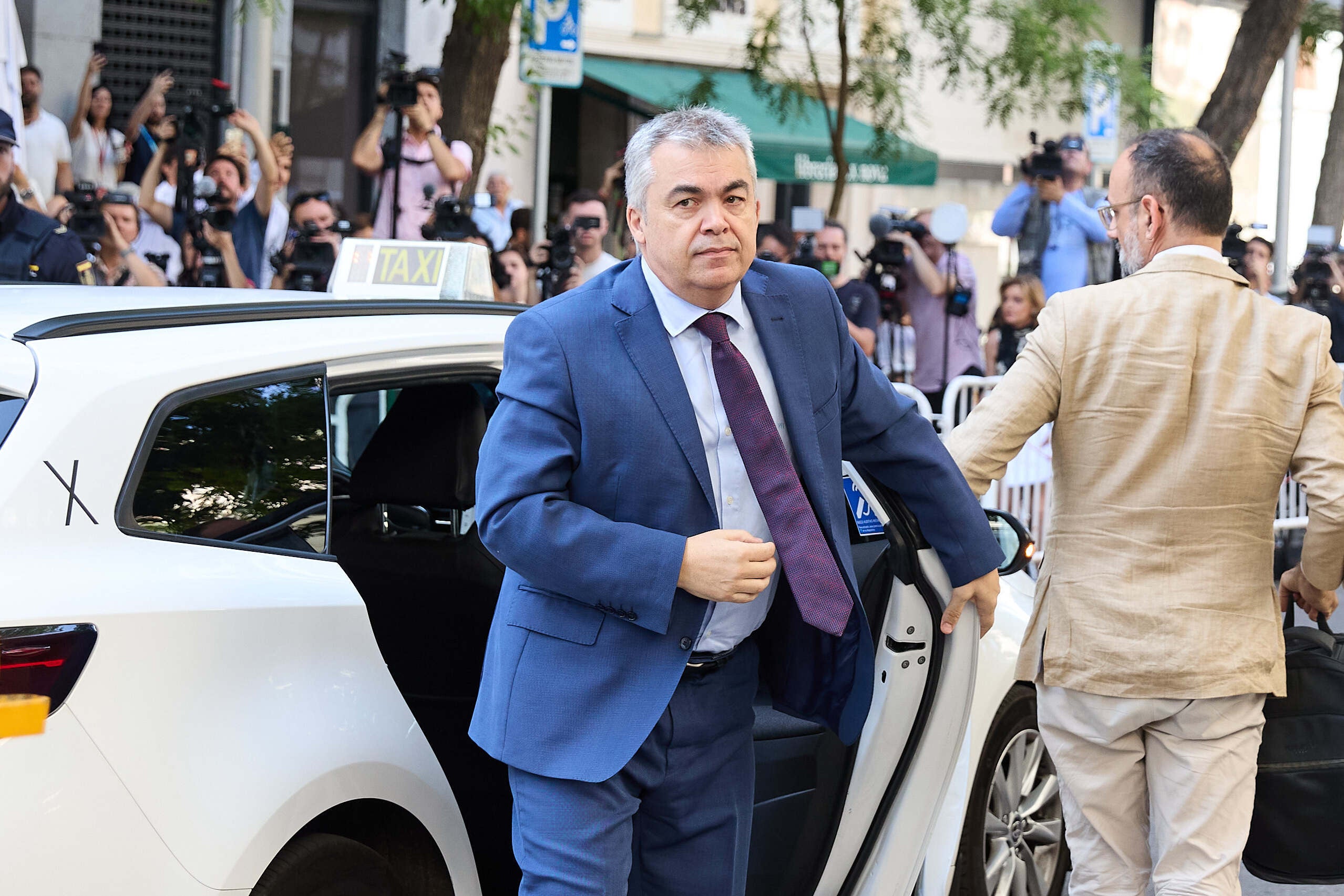 El ex secretario de Organización del PSOE Santos Cerdán cuando llegaba a declarar en el Tribunal Supremo, con su abogado, Benet Salellas / Europa Press