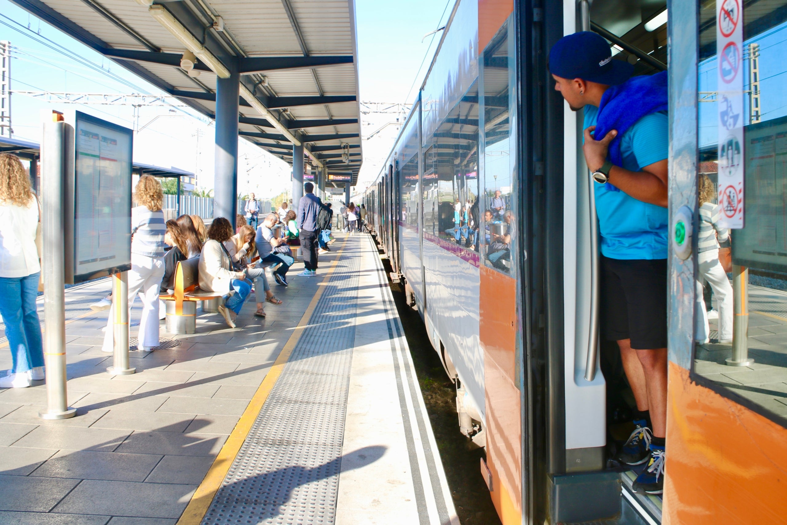 Usuaris a l'andana de l'estació de Rodalies de Gavà esperant el tren / ACN