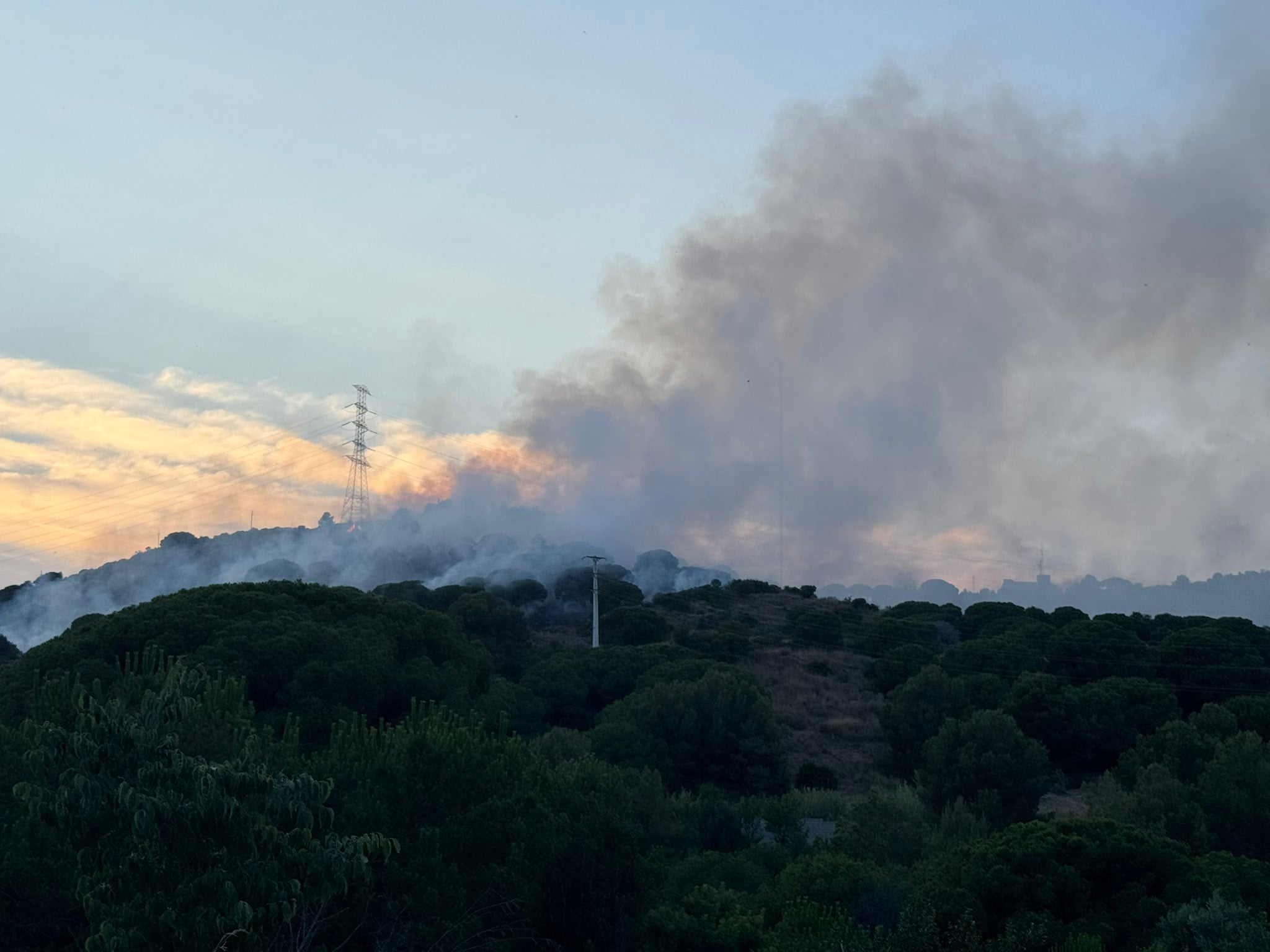 L'incendi que crema al voltant del monestir de Sant jeroni de la Murtra, a la Serralada de Marina / Ajuntament Santa Coloma