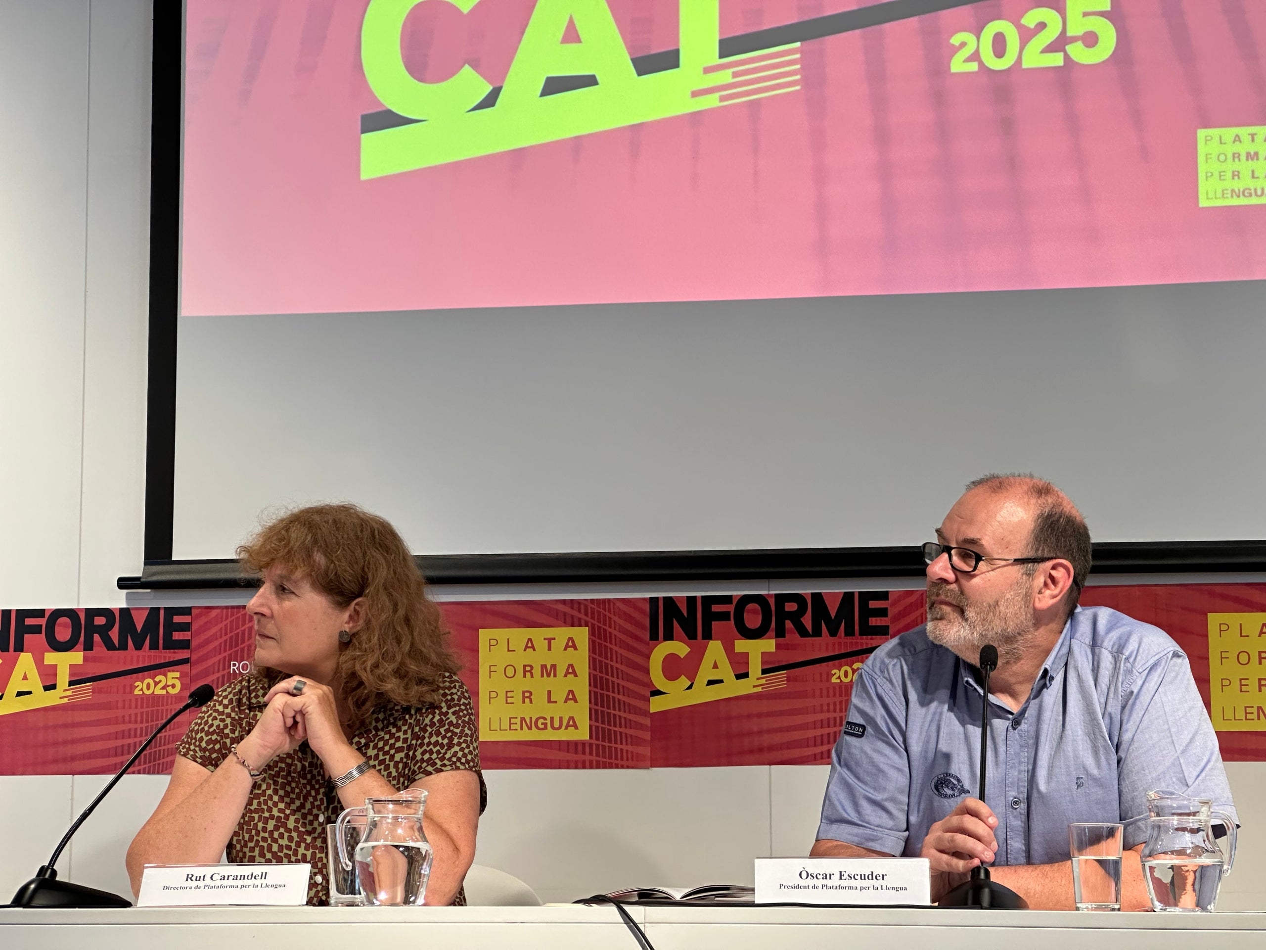 Òscar Escuder y Ruth Carandell, durante la presentación del InformeCAT de Plataforma per la Llengua /JMB