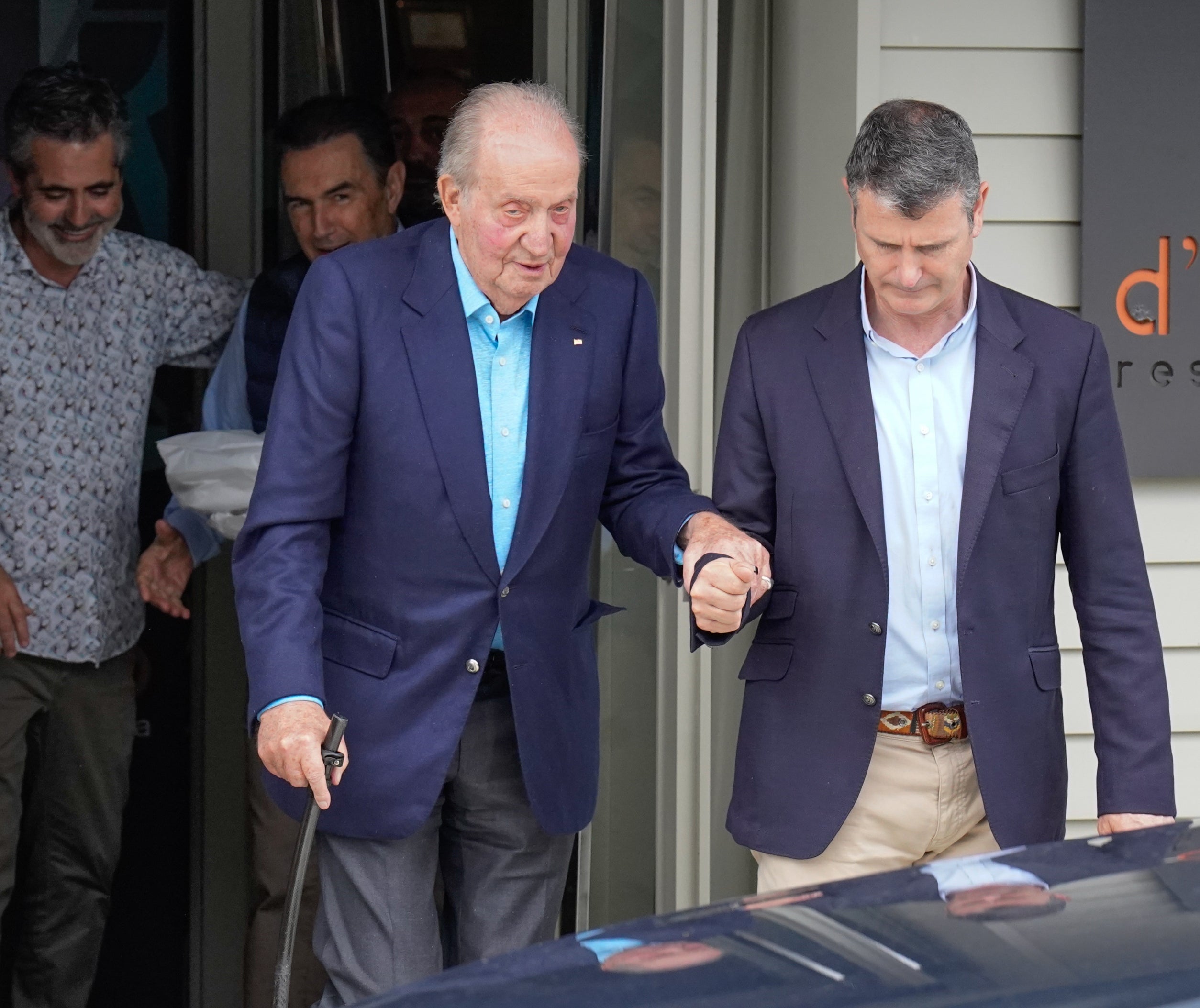  Juan Carlos de Borbón necesita ayuda de los escoltas para poder caminar | Europa Press