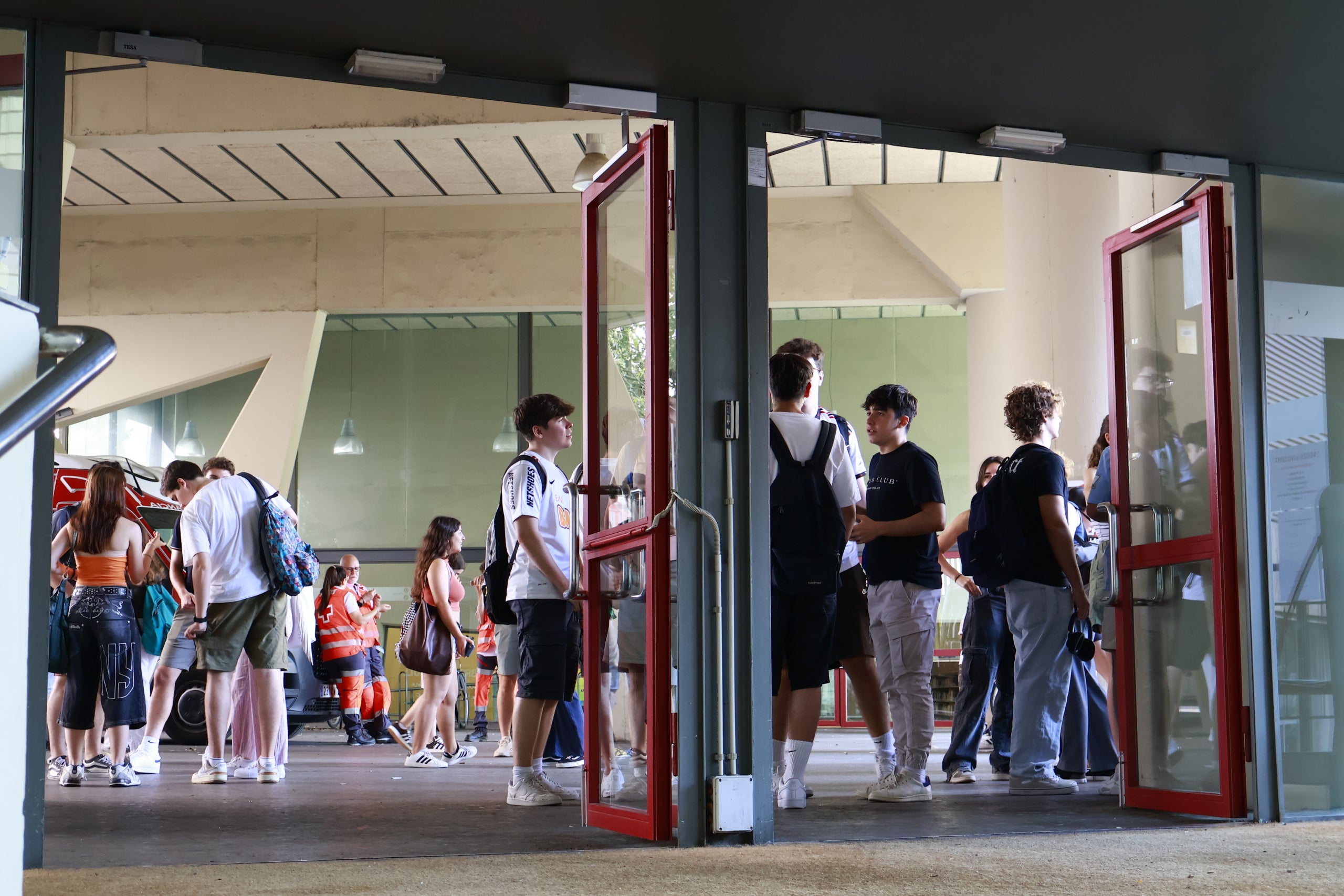 Alumnes surten satisfets després del segon dia d’exàmens de selectivitat / Marta Cardenal