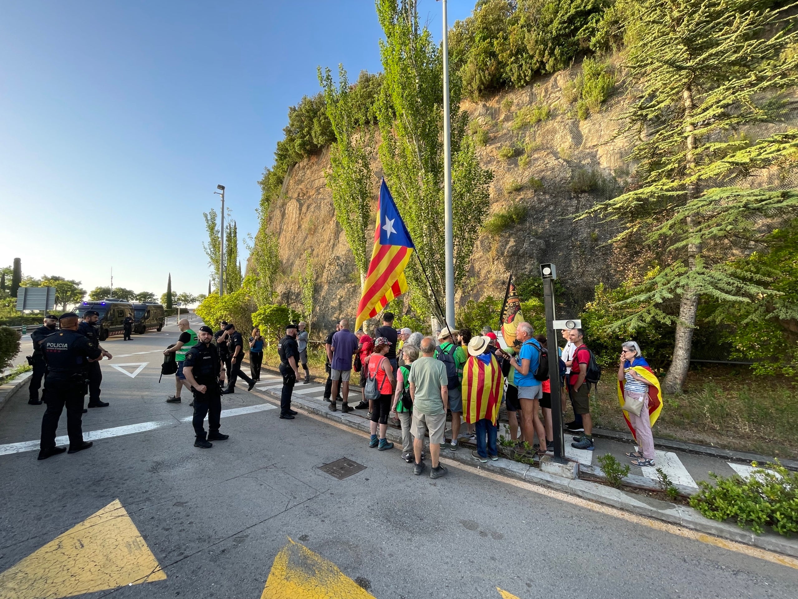 Un control de la Brimo en la entrada del monasterio/Quico Sallés