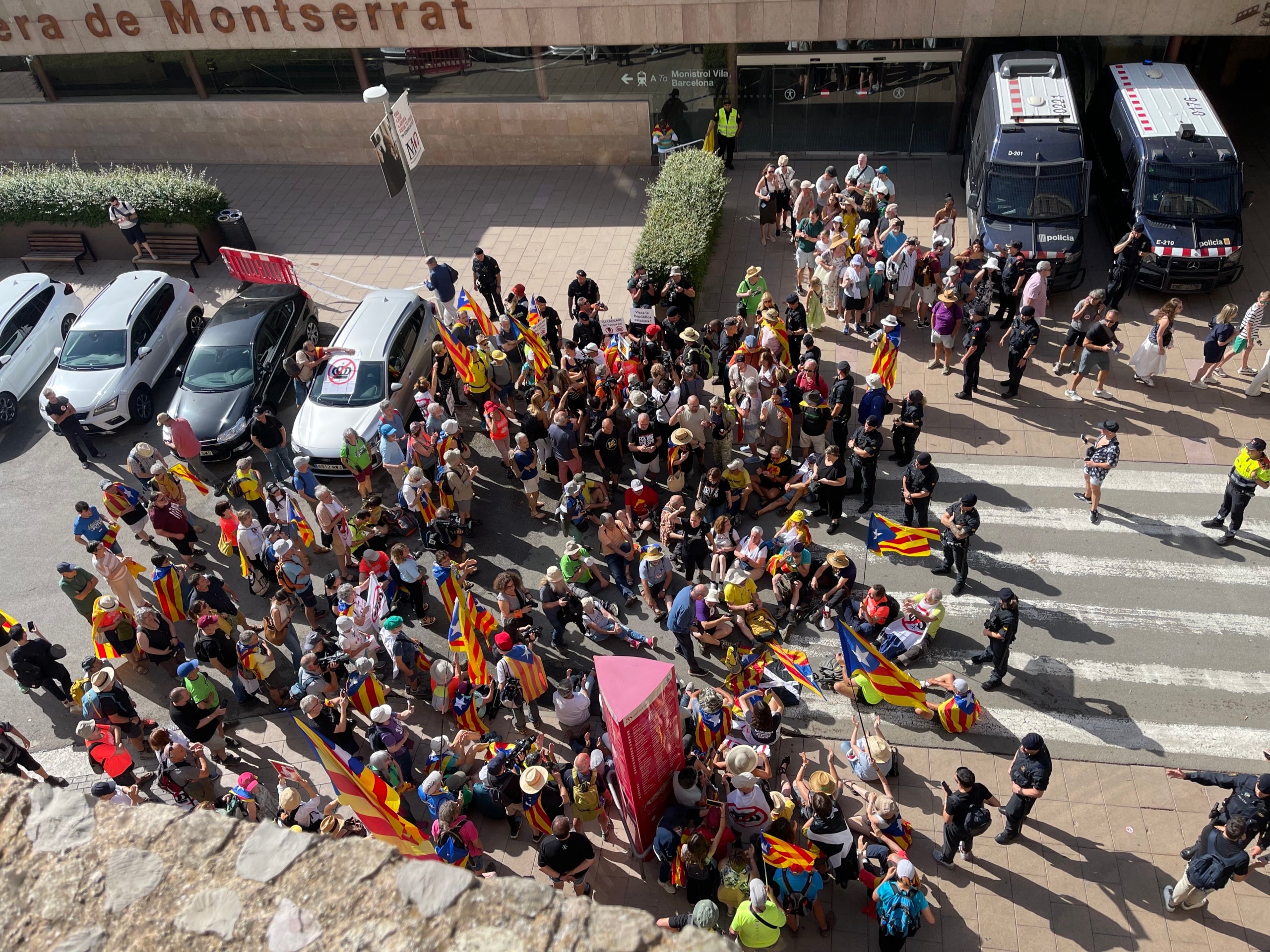 Una imatge en alçada de l'inici de la protesta de l'ANC a Montserrat/Quico Sallés