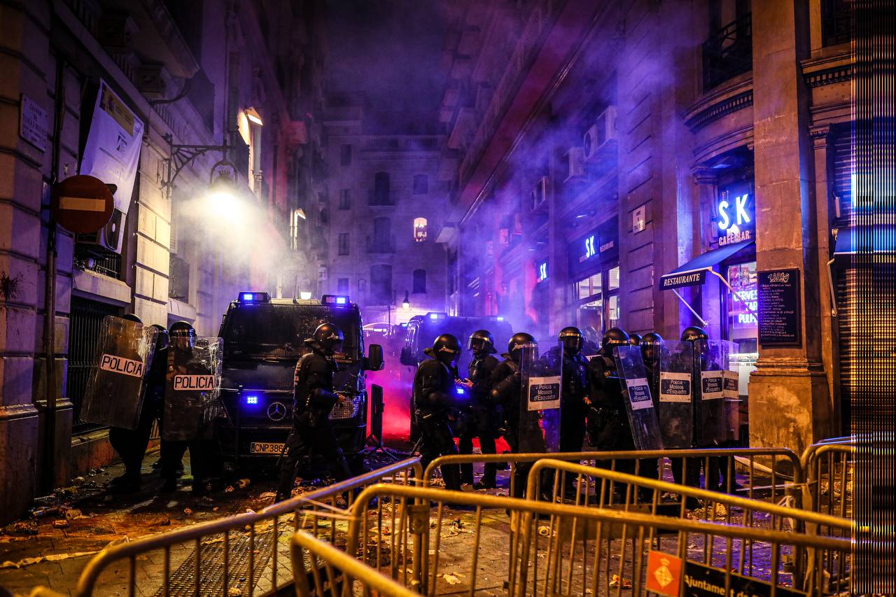 L'espai lateral de la prefectura de la Policia Nacional, custodiat per agents dels cossos catalans i espanyols / Jordi Borràs