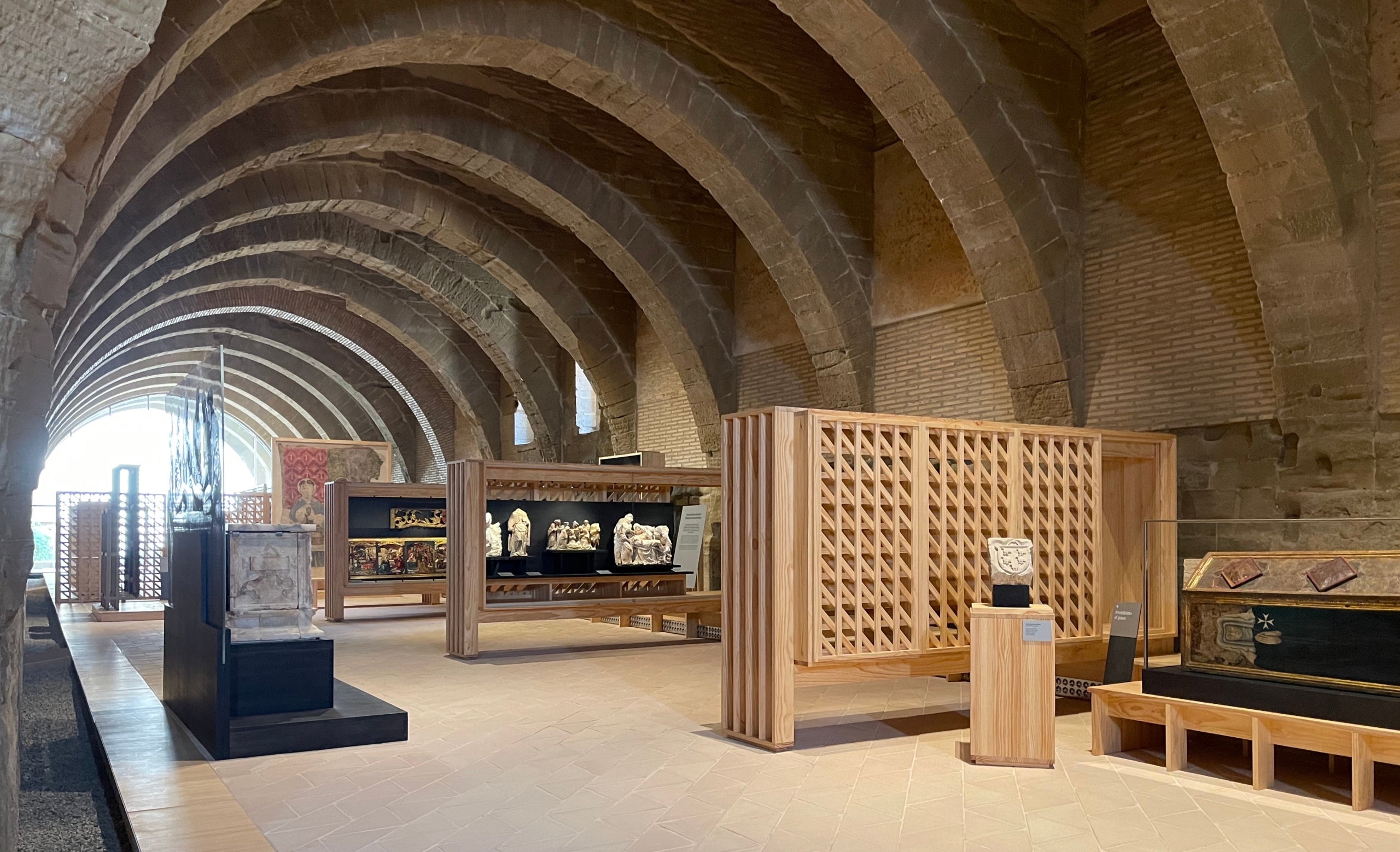 Una imatge de la part del Museu de Sixena on hiha les peces manllevades del Museu de Lleida/Quico Sallés