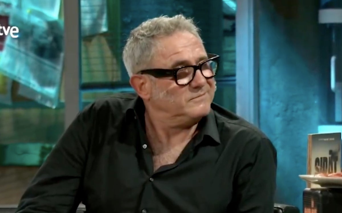 Sergi López sorprèn Broncano amb el seu regal ben català a 'La Revuelta' _ RTVE