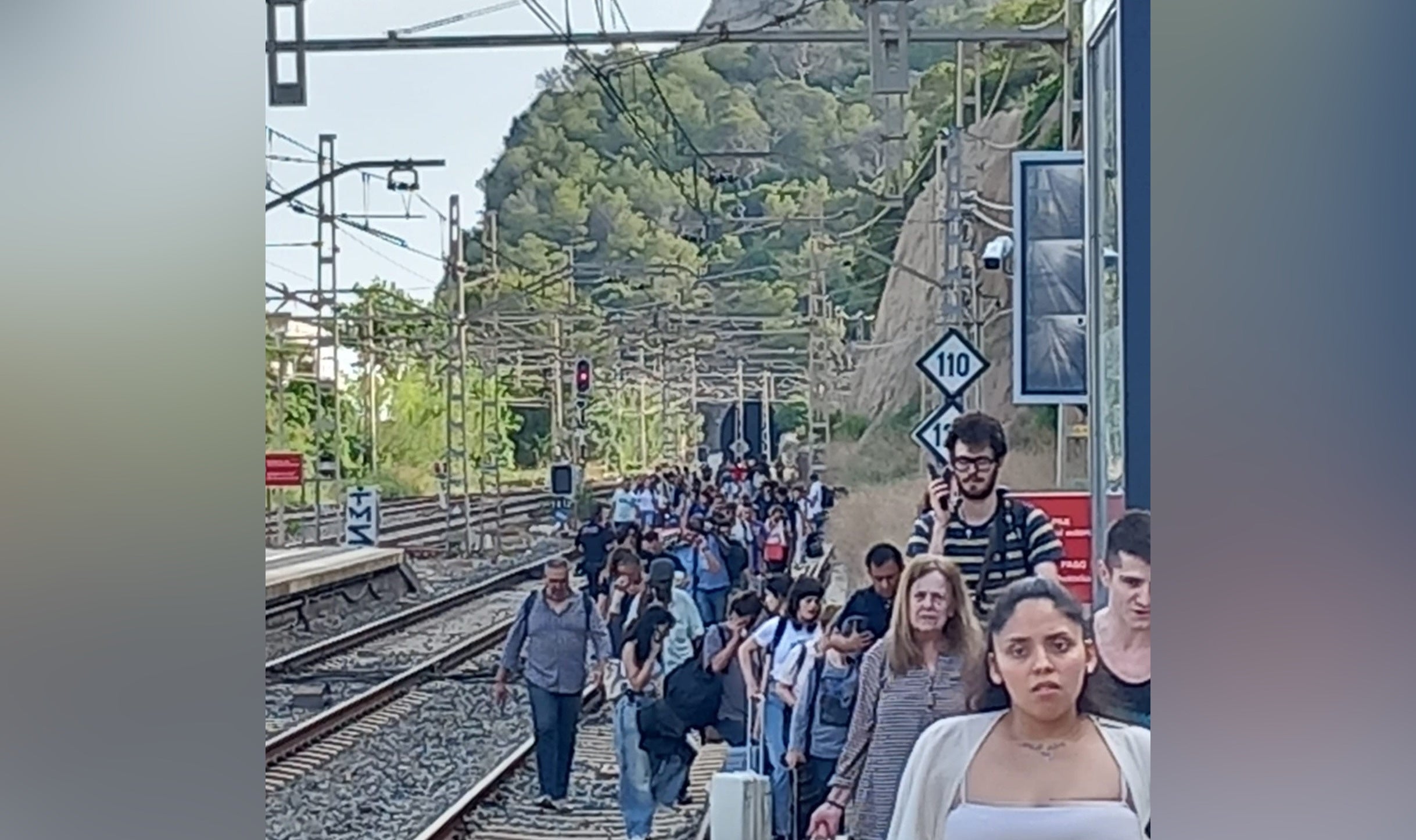 Una imatge dels passatgers evacuant el túnel del Garraf/JS Cedida