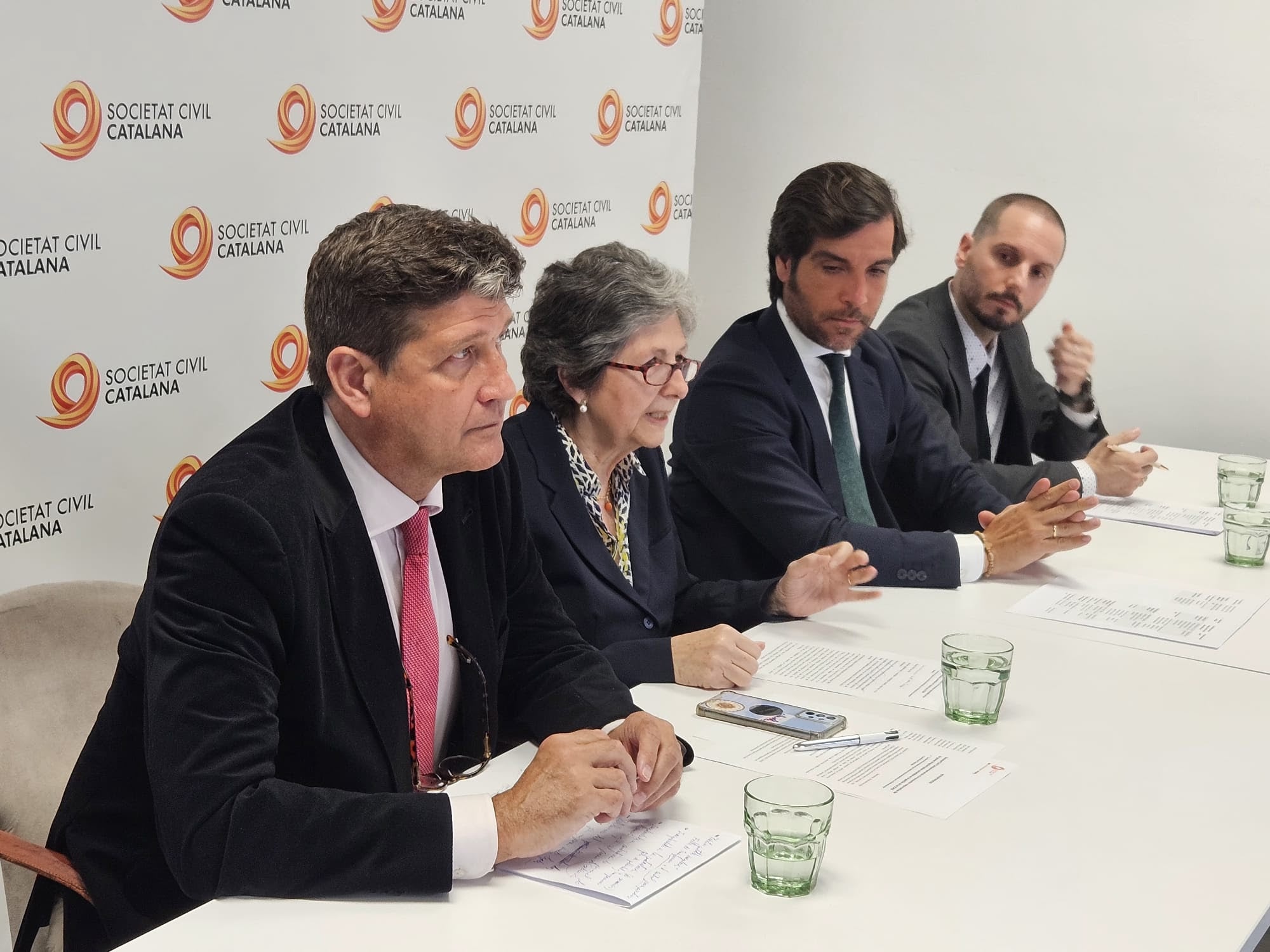 Eloy Moreno, Elda Mata, Juan Chapapría y Mario de Diego,en la presentació de la querella/SCC