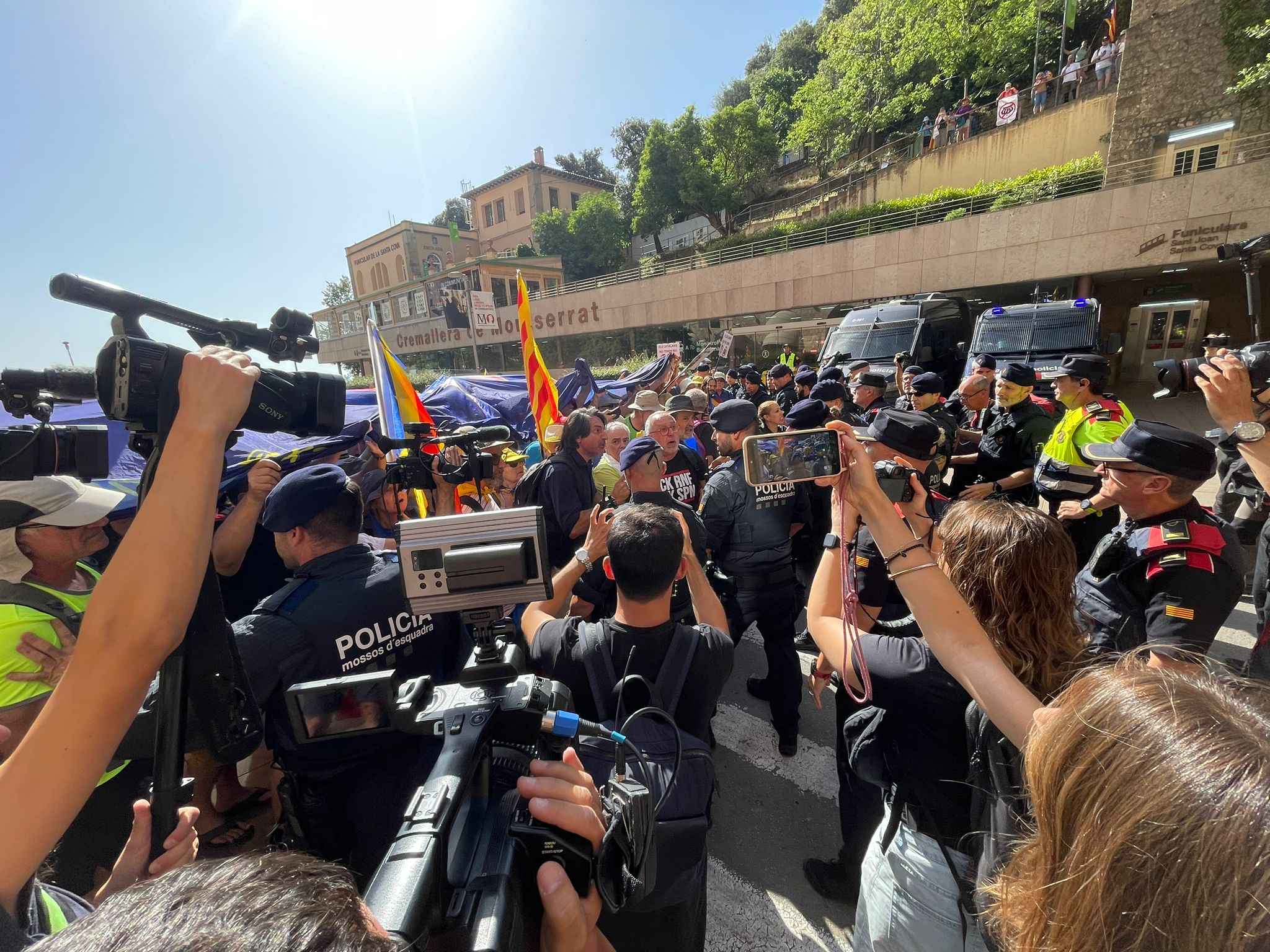 Tensió entre els manifestants i els Mossos a Montserrat durant la visita de Felip VI / Q.S.