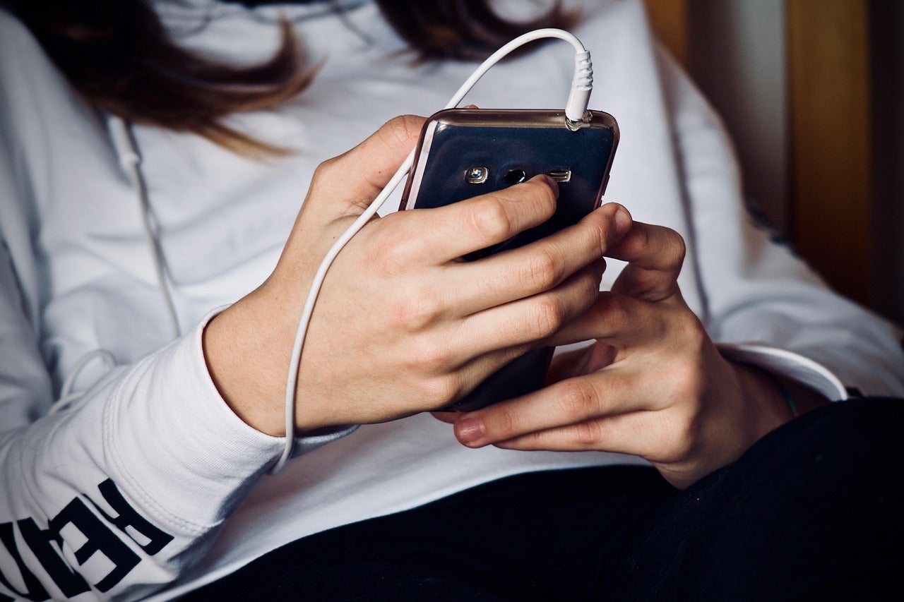 Una noia escolta música en una plataforma d'estríming, regulades per algoritmes que potencies cançons sexistes perquè són virals, segons ha demostrat una recerca d'una alumna de la UPF / Foto: Pixabay