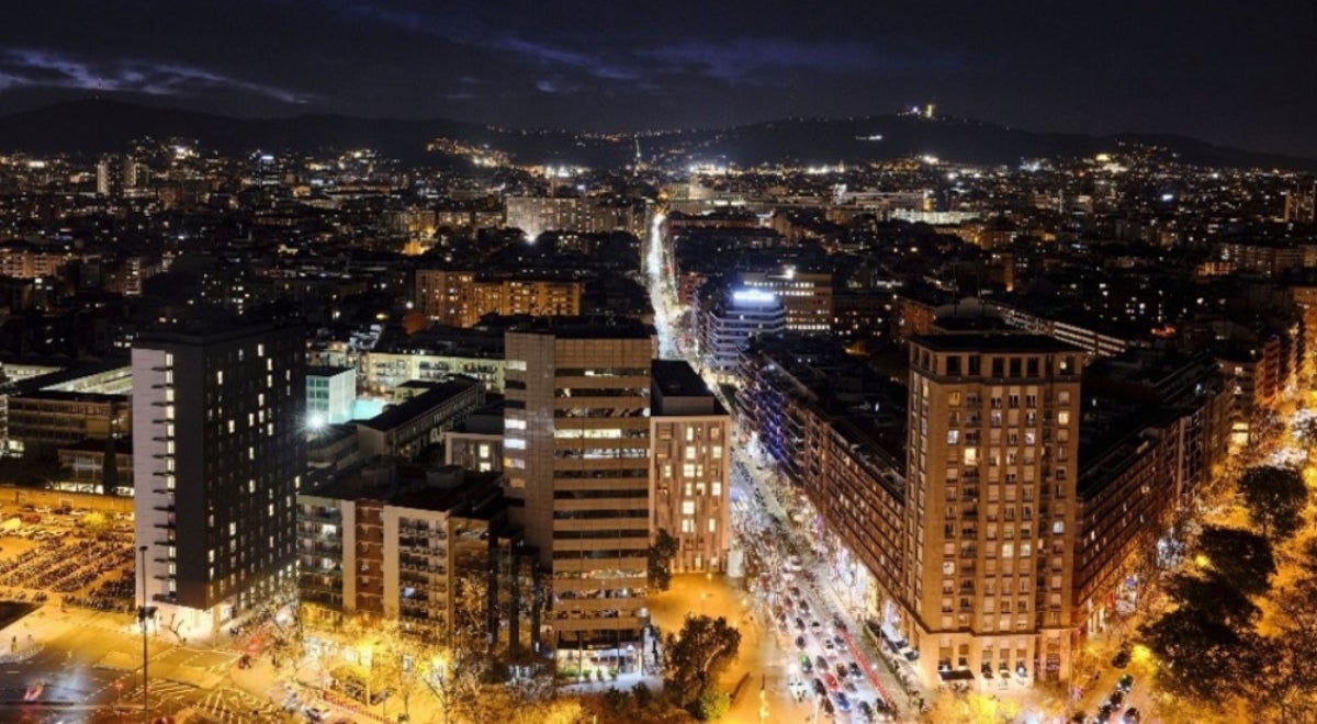 Una imagen de archivo de Barcelona durante la noche | Ajuntament de Barcelona
