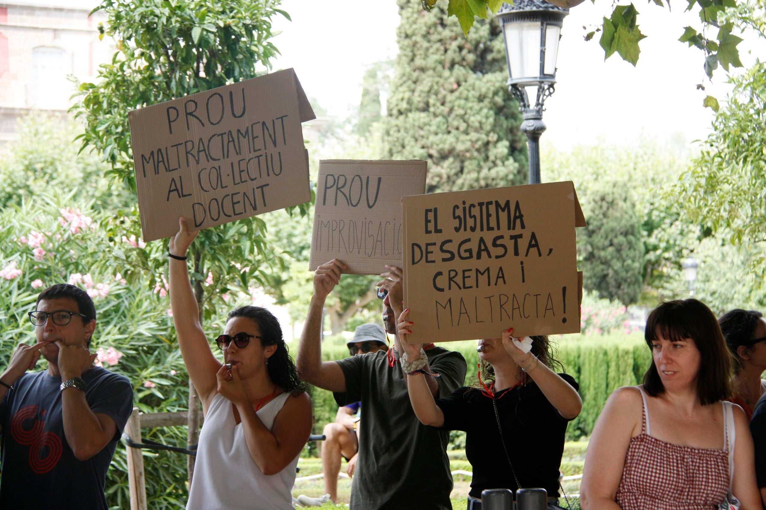 La manifestación de USTEC y CGT en el Parlamento contra la consejera Niubó / Mònica Riu (ACN)