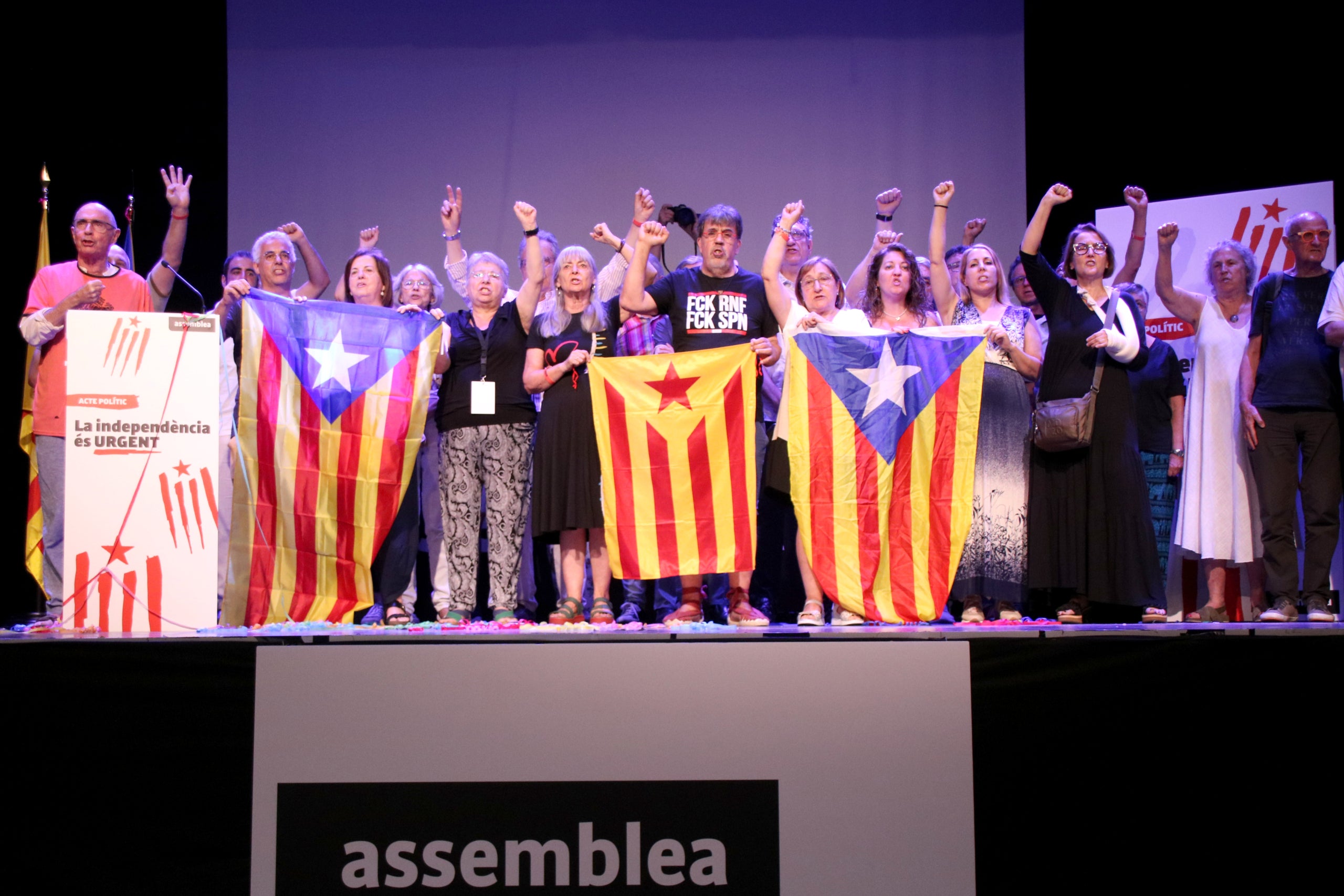 El final de l'acte amb el cant de 'Els Segadors' en l'acte del Casinet d'Hostafrancs / ACN