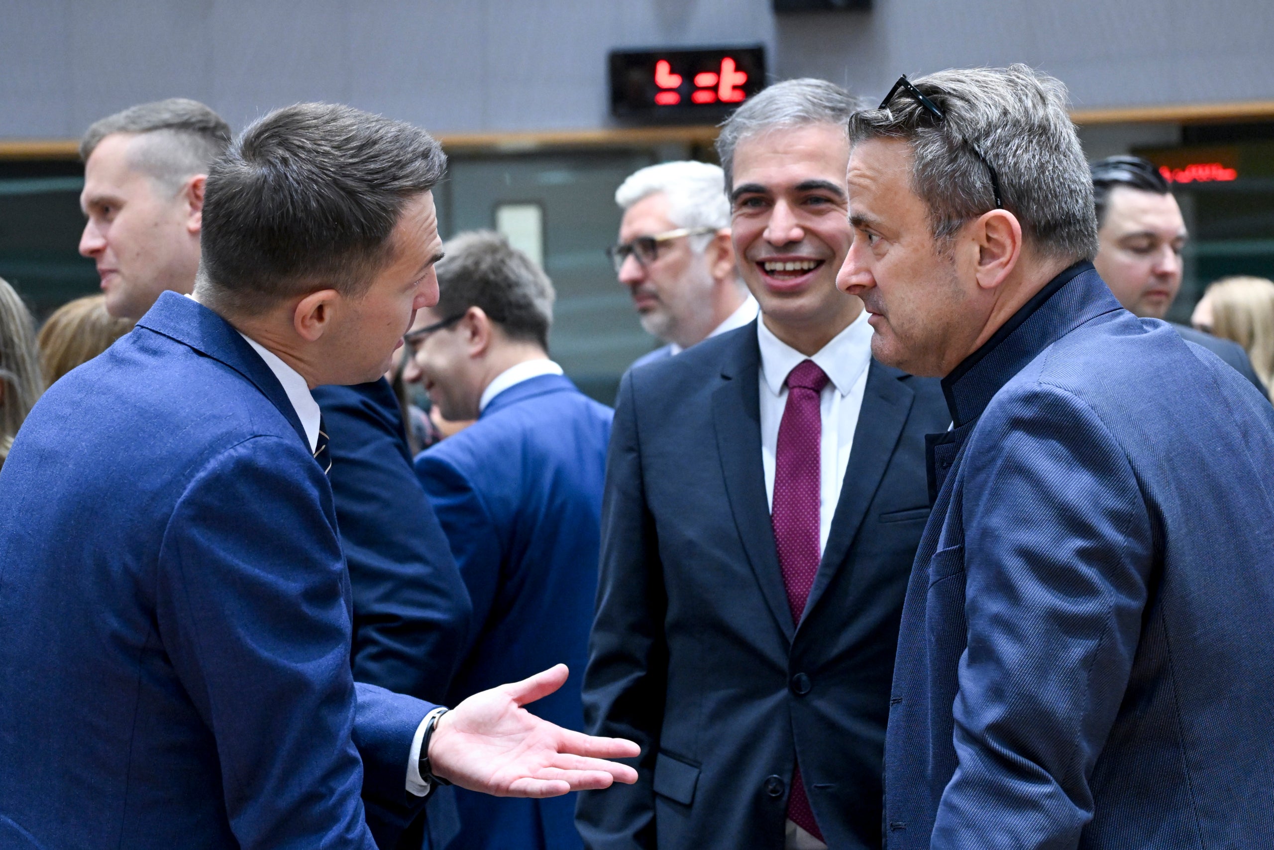 El secretari d'estat de la UE, Fernando Sampedro, conversant amb el ministre d'Afers Europeus de Polònia i de Luxemburg durant la reunió d'aquest divendres | Consell de la UE
