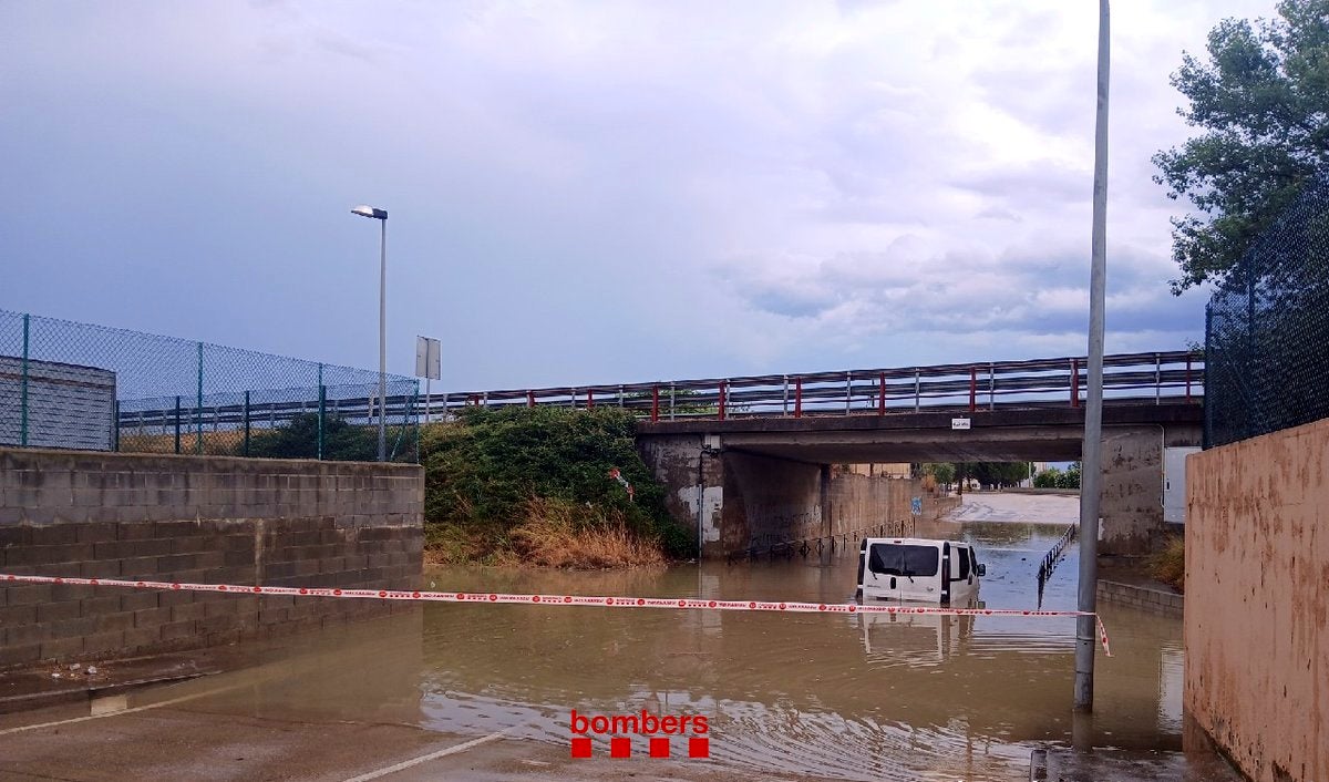 Vehículo atrapado por el agua en Vilamalla (Alt Empordà) tras una fuerte tormenta / Bomberos de la Generalitat