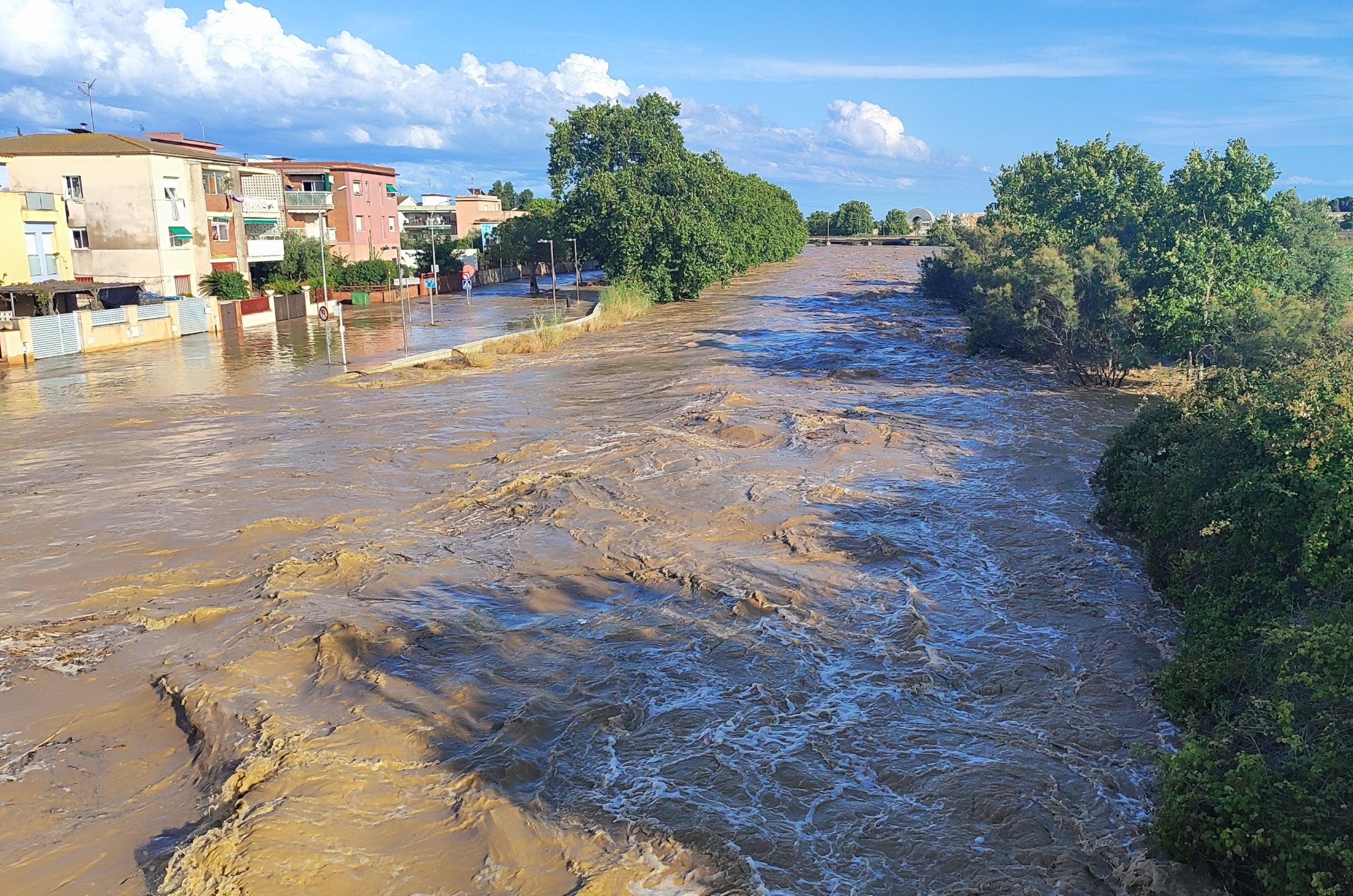 El riu Foix desbordat al seu pas per Cubelles (Garraf) / ACN