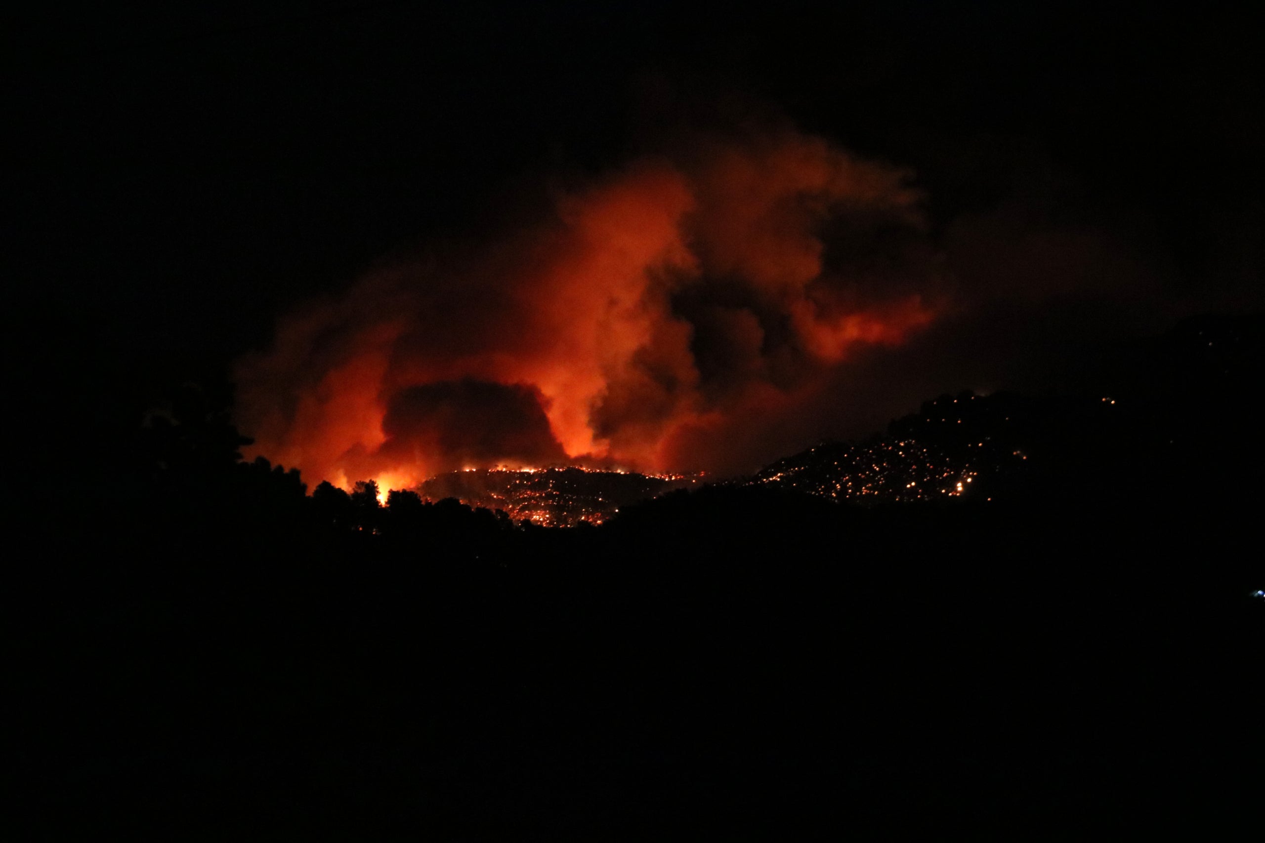Flames i fum a la serra de Paüls / ACN