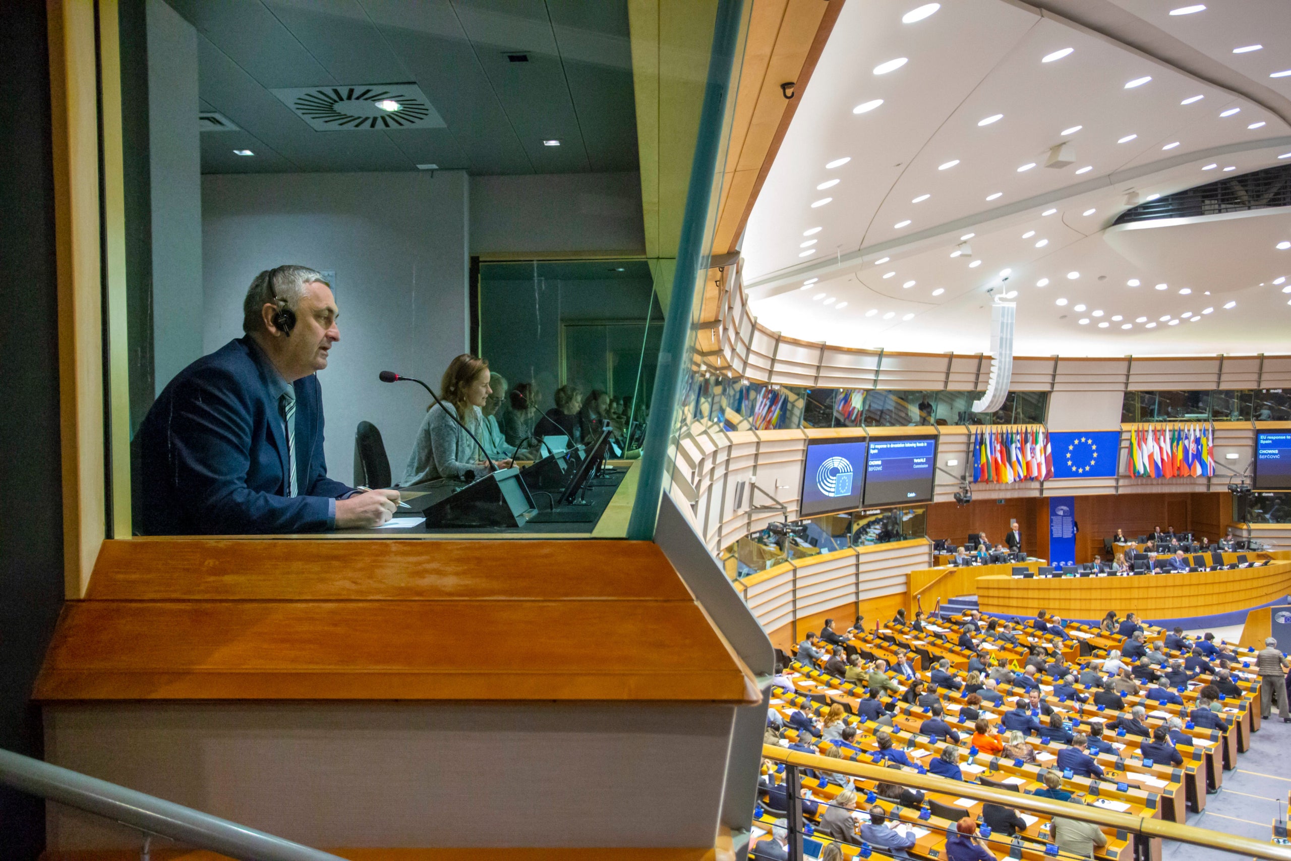 Uno de los diferentes intérpretes del Parlamento Europeo durante una sesión del pleno en Bruselas / Parlamento Europeo