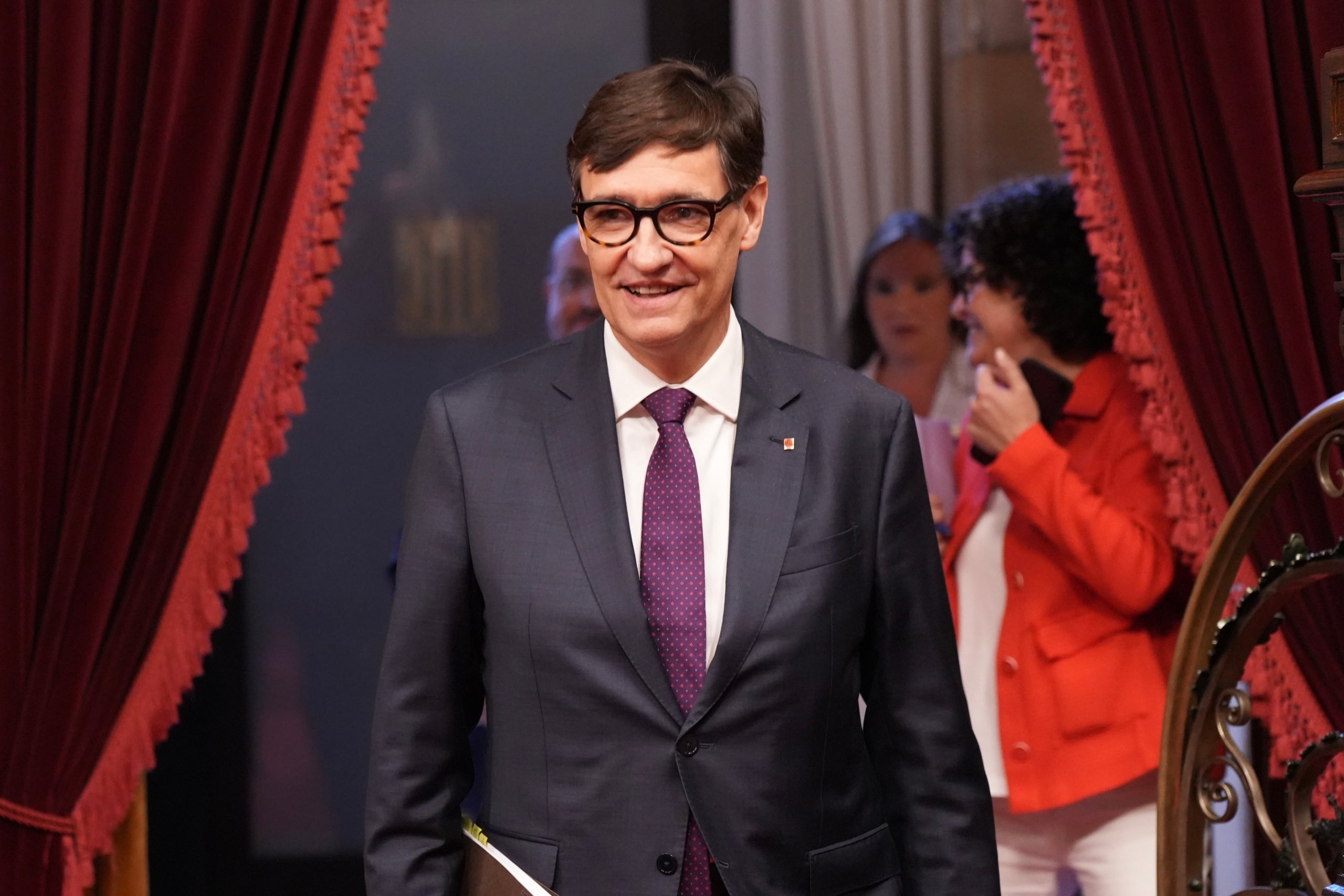 El presidente de la Generalitat, Salvador Illa, en el hemiciclo del Parlamento antes de comparecer por el 'caso Cerdán' / Nico Tomás
