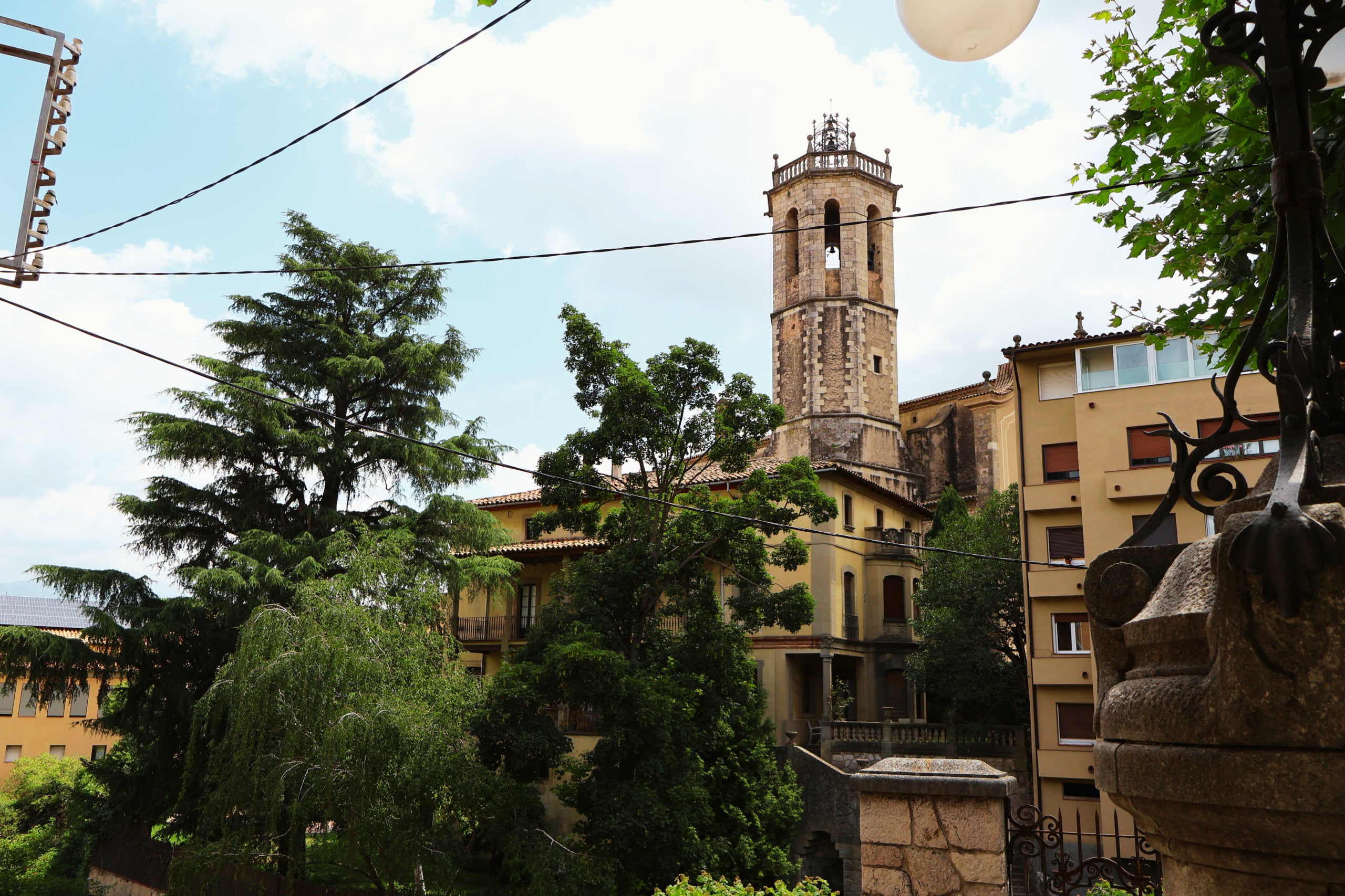 La parroquia de Santa Coloma de Centelles, con una fachada de estilo barroco y un campanario visible desde varios puntos del municipio. / Marta Cardenal
