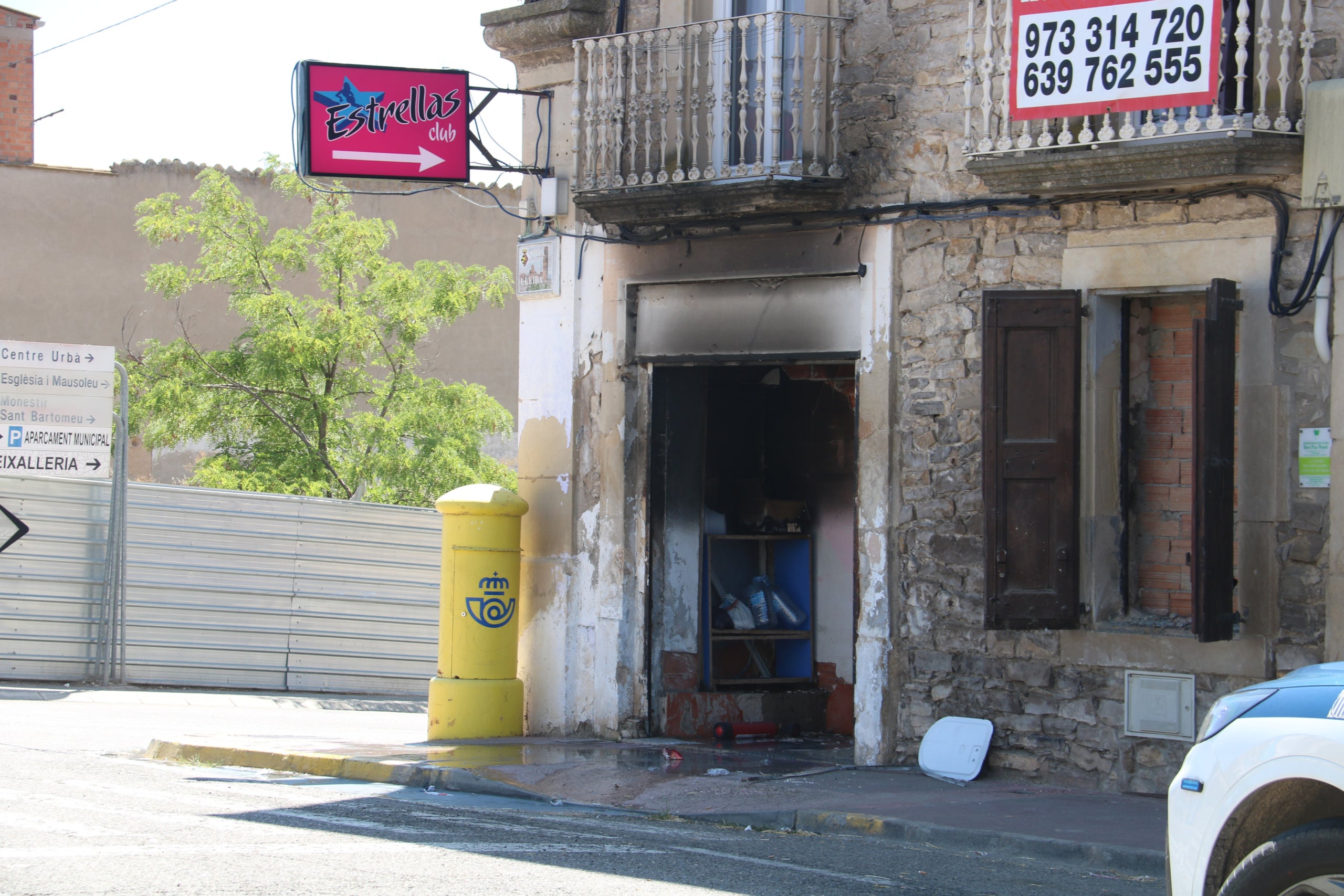 L'entrada del club afectat per les flames a Bellpuig / ACN