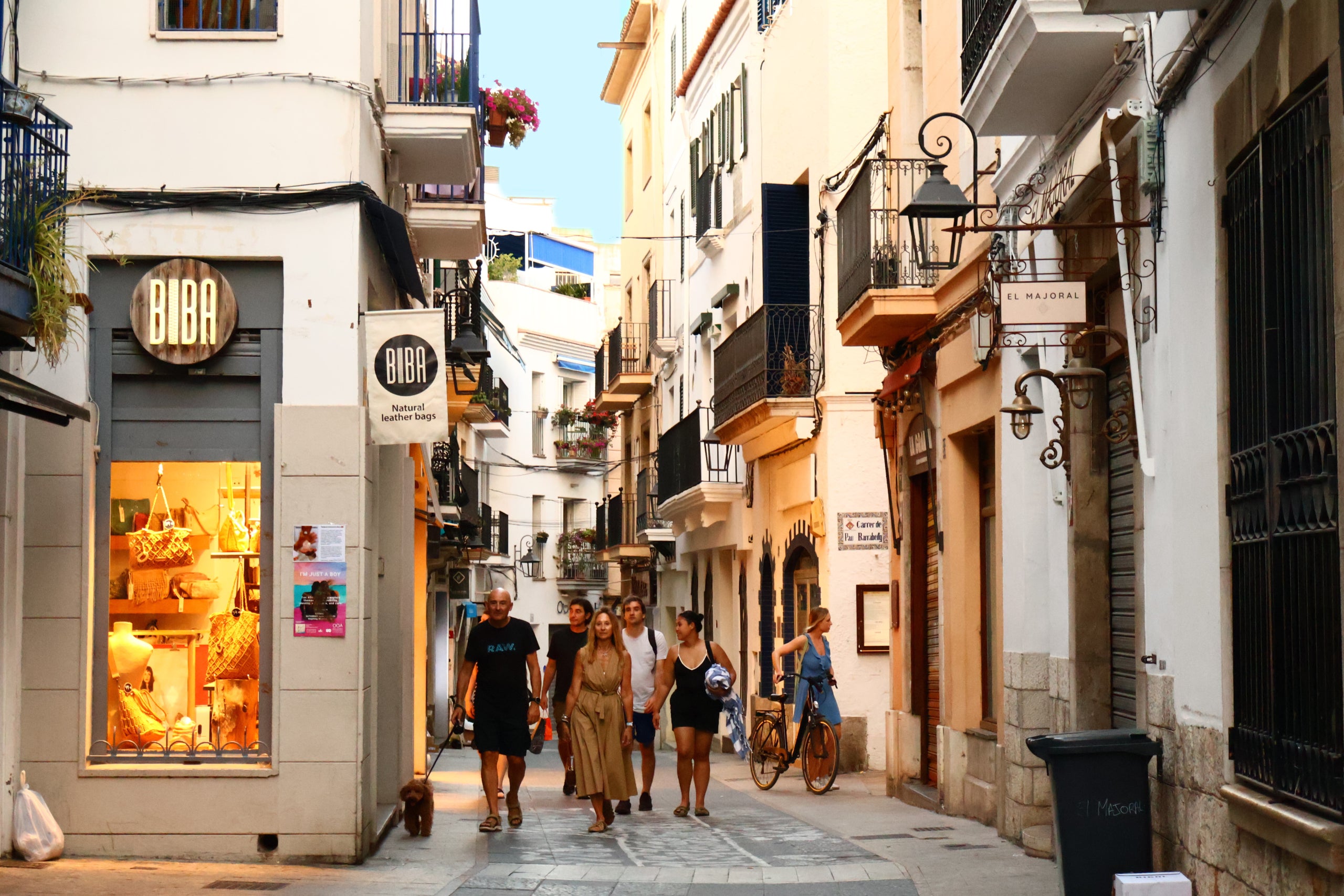 Vianants passejant pel carrer Major de Sitges. / Marta Cardenal