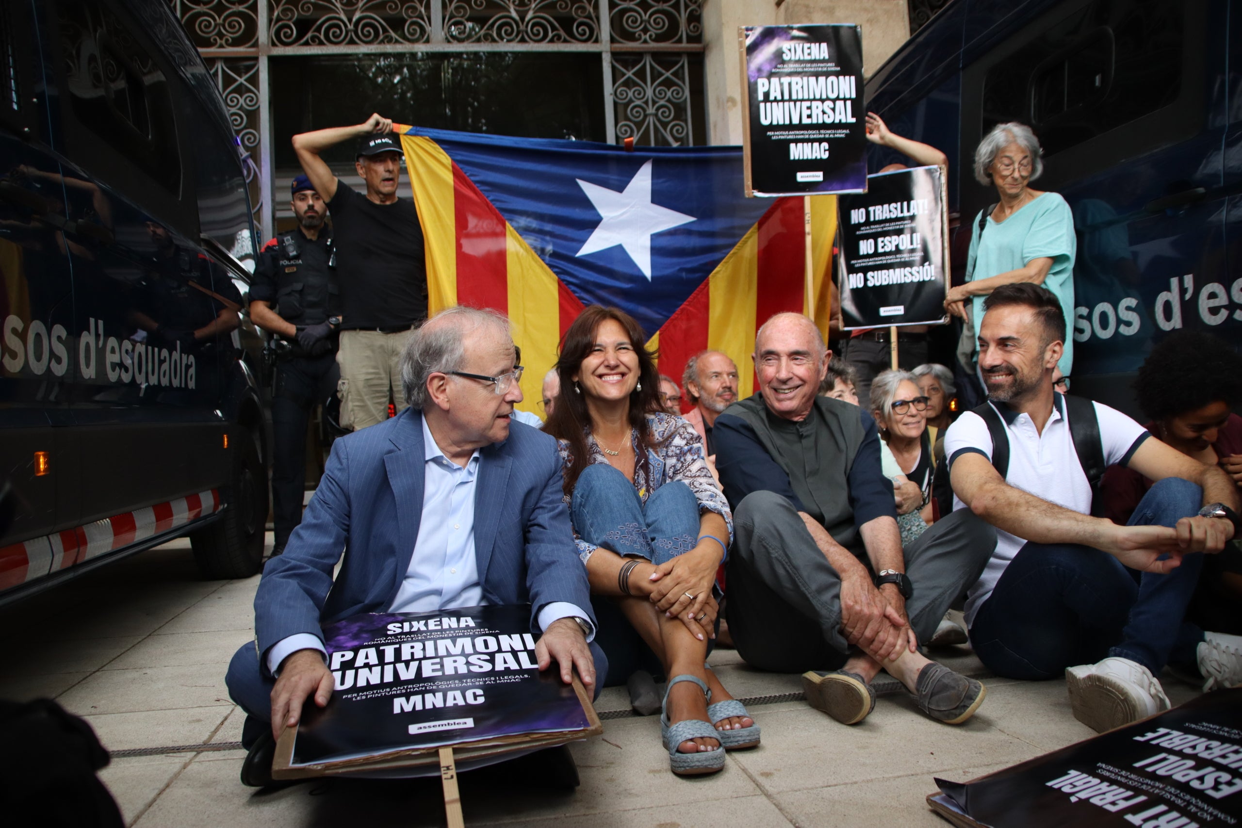 Jordi Domingo, Laura Borràs i Lluís Llach, a la protesta del MNAC/Guillem Martínez ACN