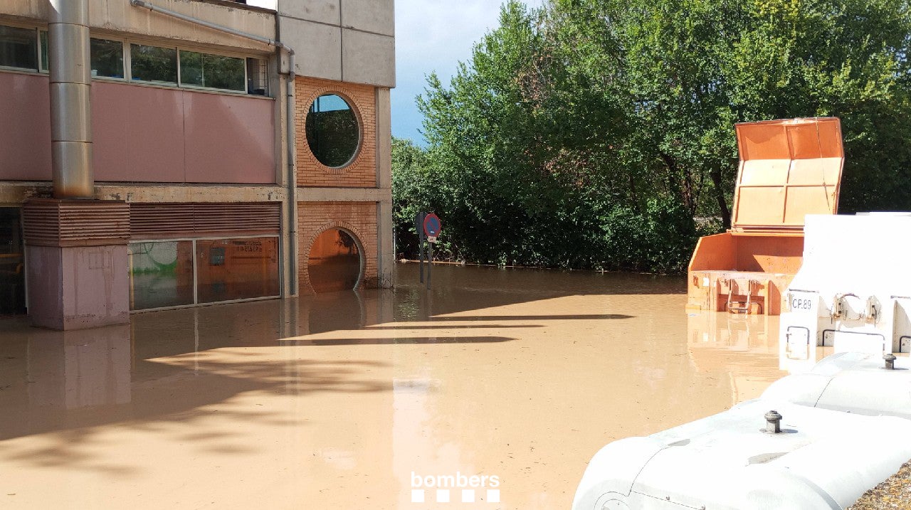 El Hospital Comarcal de Vilafranca del Penedès ha sufrido inundaciones debido a las fuertes lluvias de este sábado 12 de julio / Bombers
