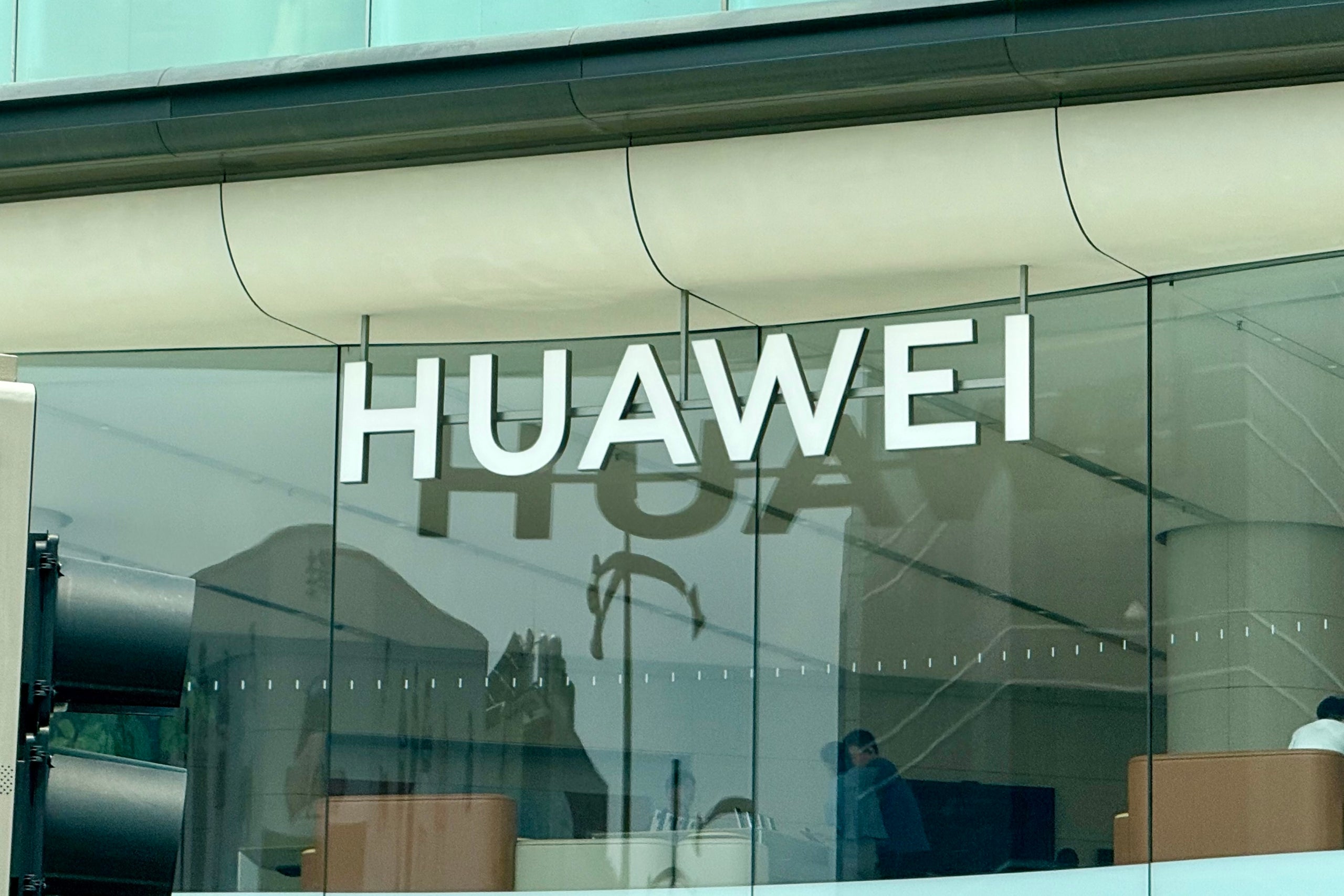 El logo de Huawei a las oficinas de la compañía / ACN