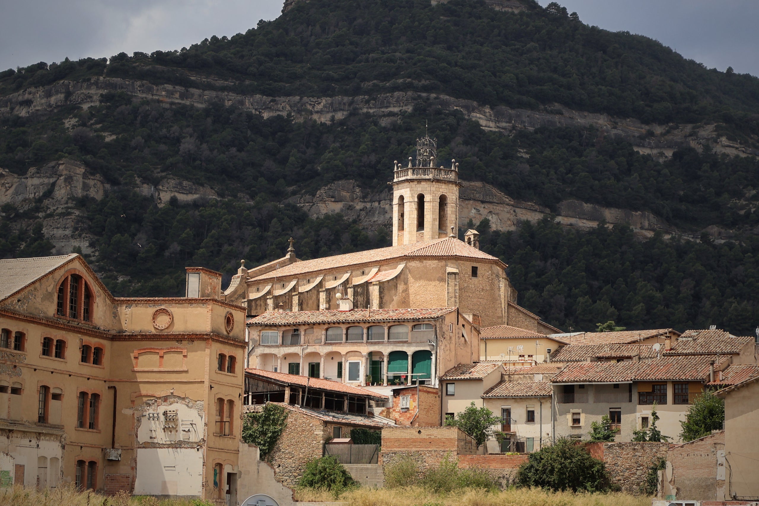 La parroquia de Santa Coloma de Centelles, con una fachada de estilo barroco y un campanario visible desde varios puntos del municipio. / Marta Cardenal 