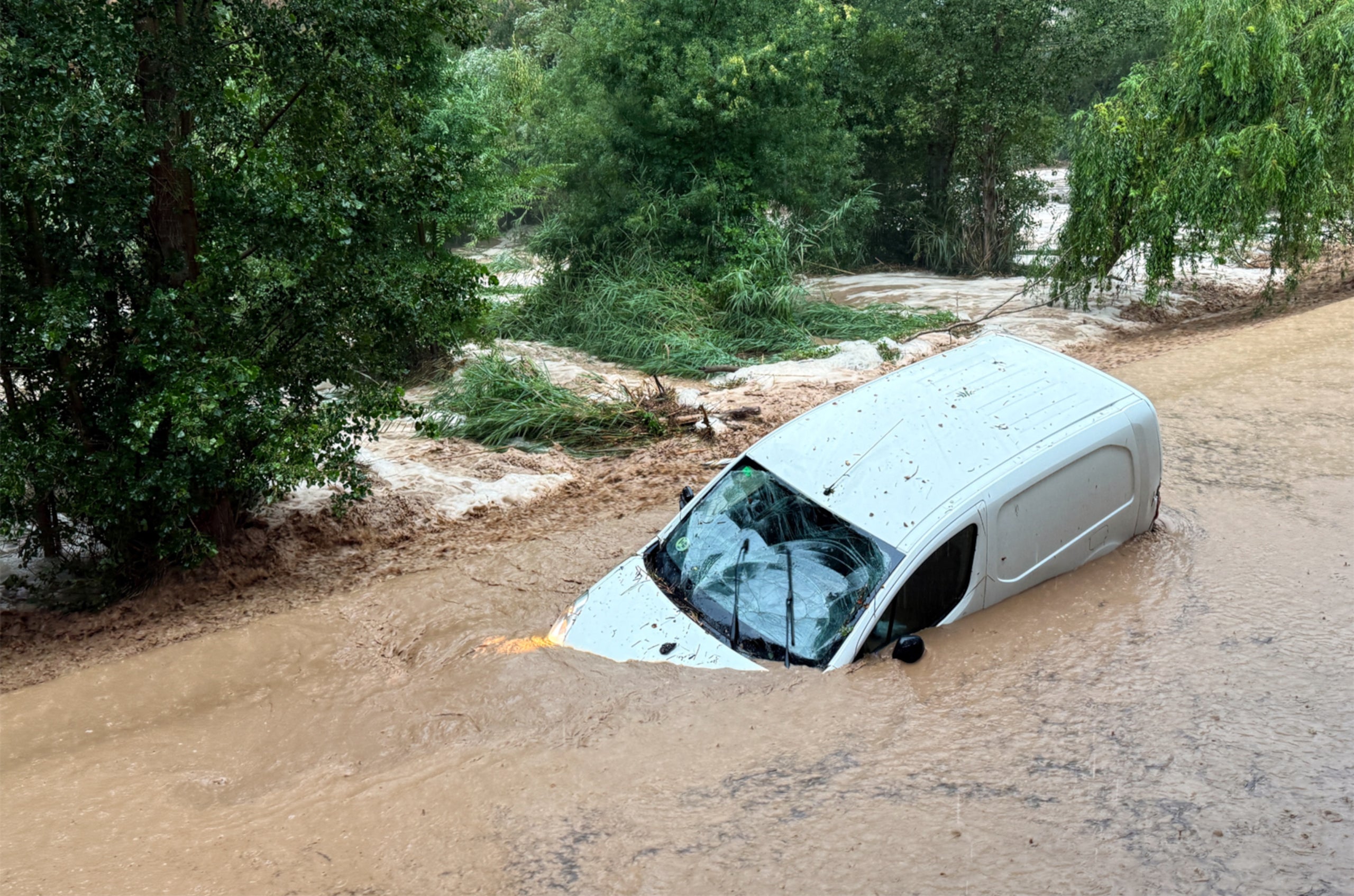 El río Cardener se lleva un vehículo durante el temporal / Ajuntament de Súria