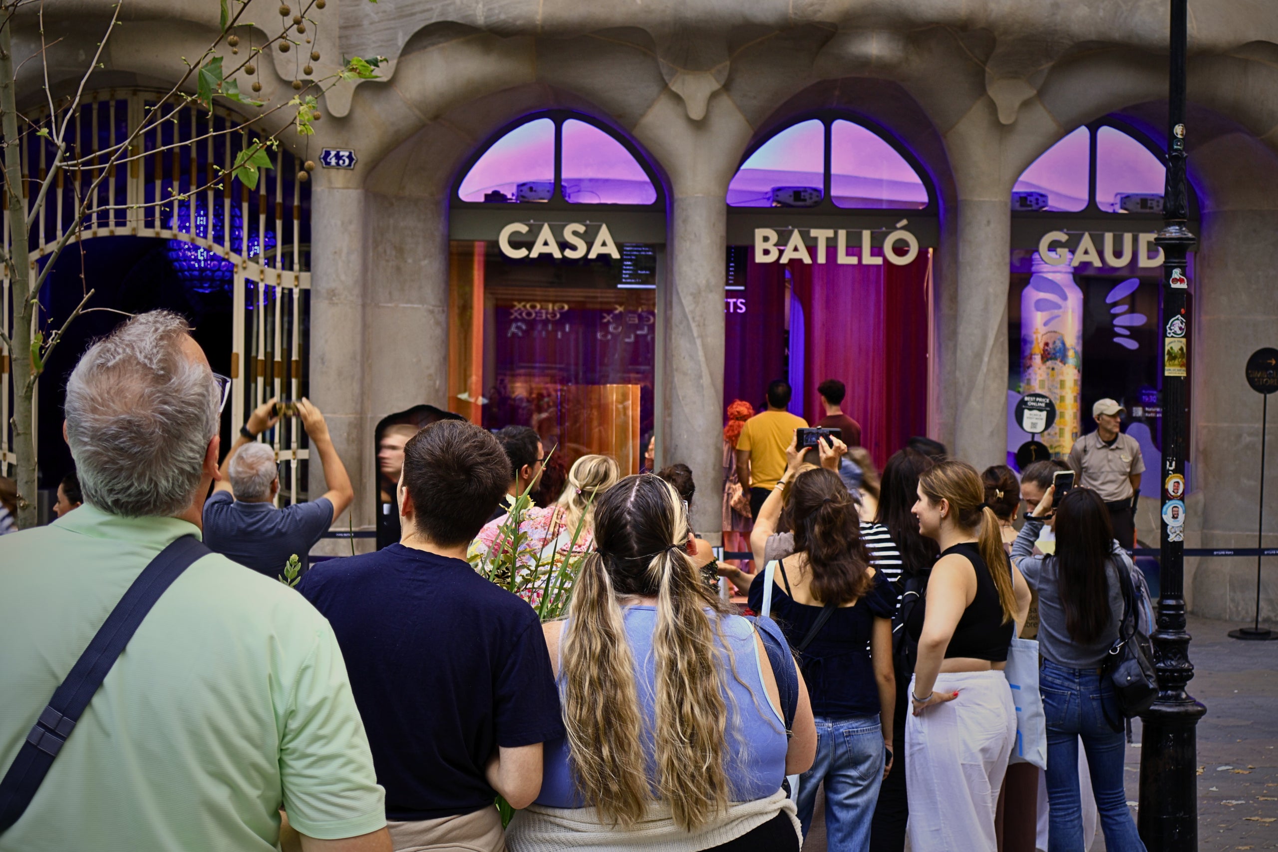 Turismo. Aglomeración de turistas frente a la Casa Batlló. / Marta Cardenal