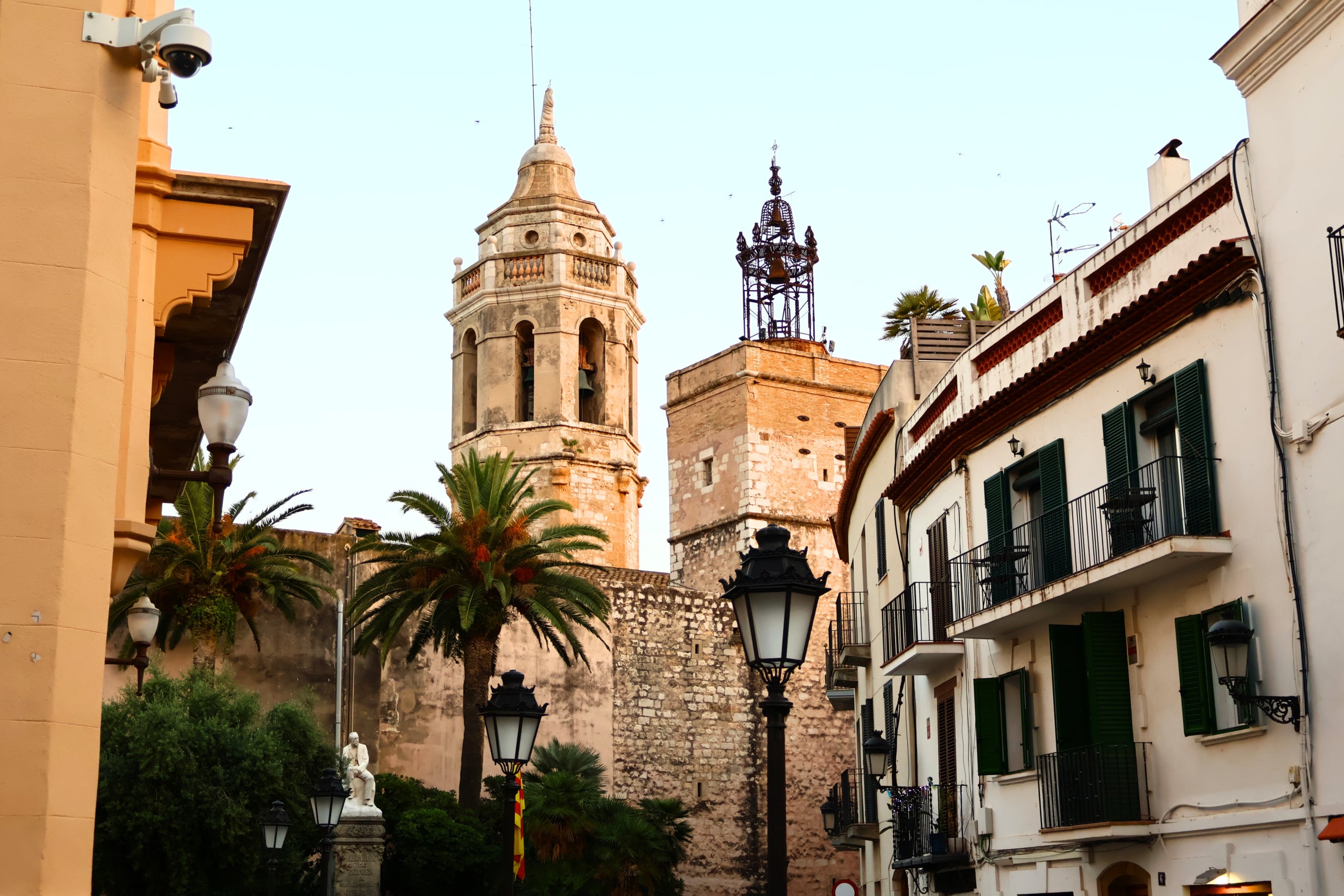 Imatge del centre històric de Sitges amb l'església de Sant Bartomeu i Santa Tecla. / Marta Cardenal