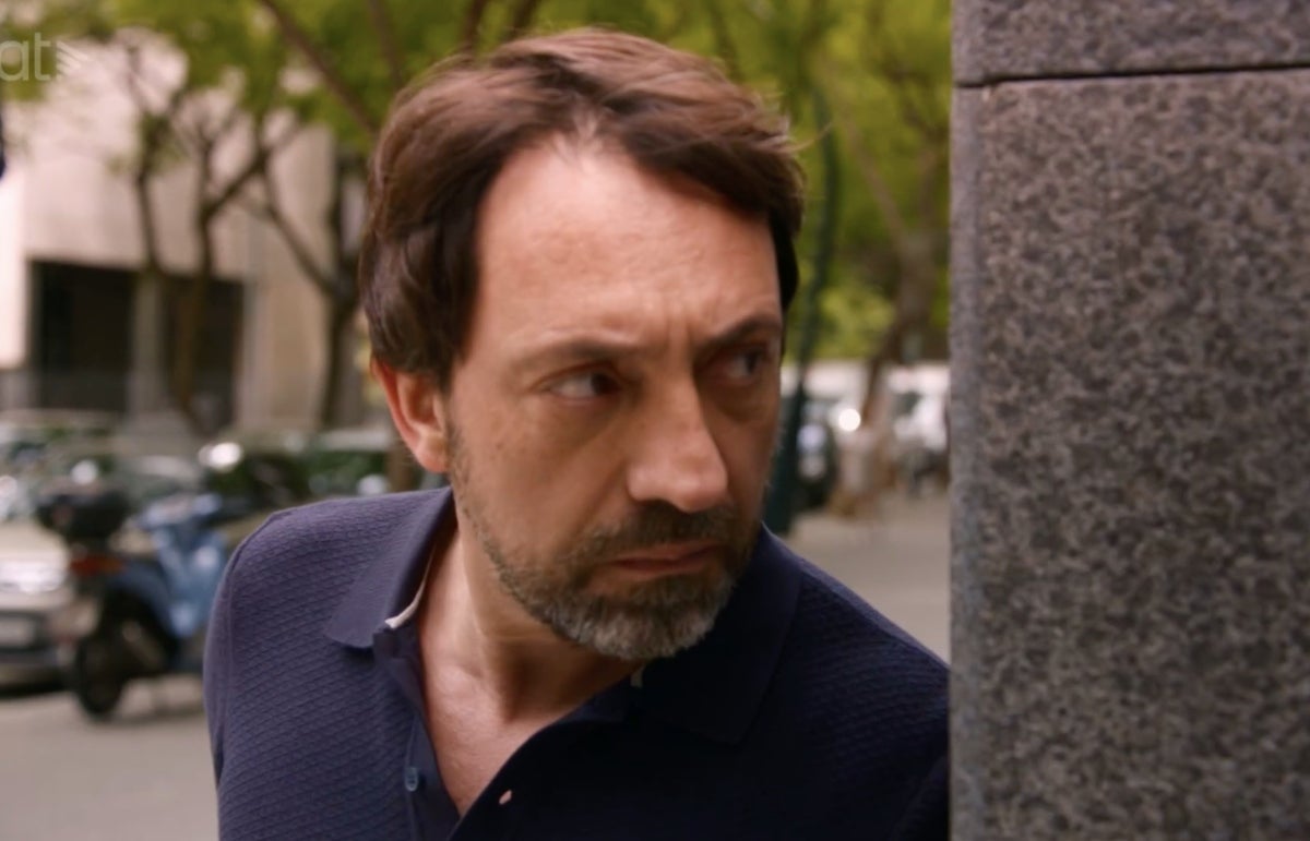 El Toni espia l'agressor del seu fill, el Toni petit, a 'Com si fos ahir | 3Cat.