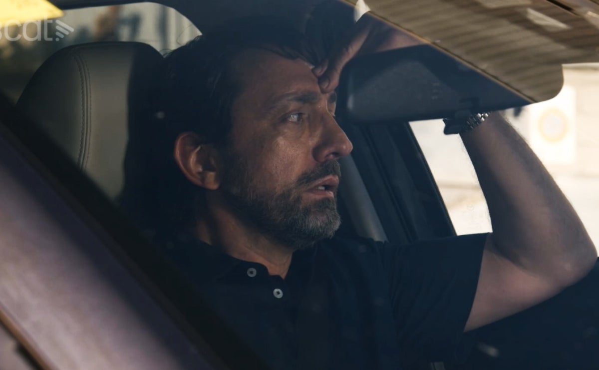 El Toni pateix els remordiments del seu atac contra l'agressor del seu fill a 'Com si fos ahir' | 3Cat