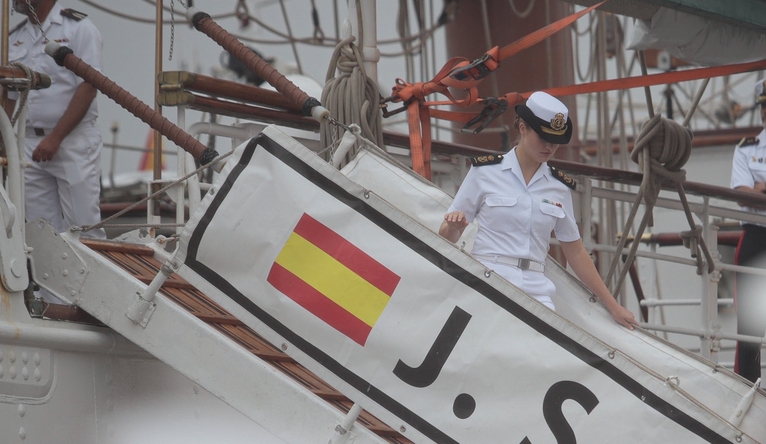 Elionor de Borbó baixant de l'Elcano a Marín | Europa Press