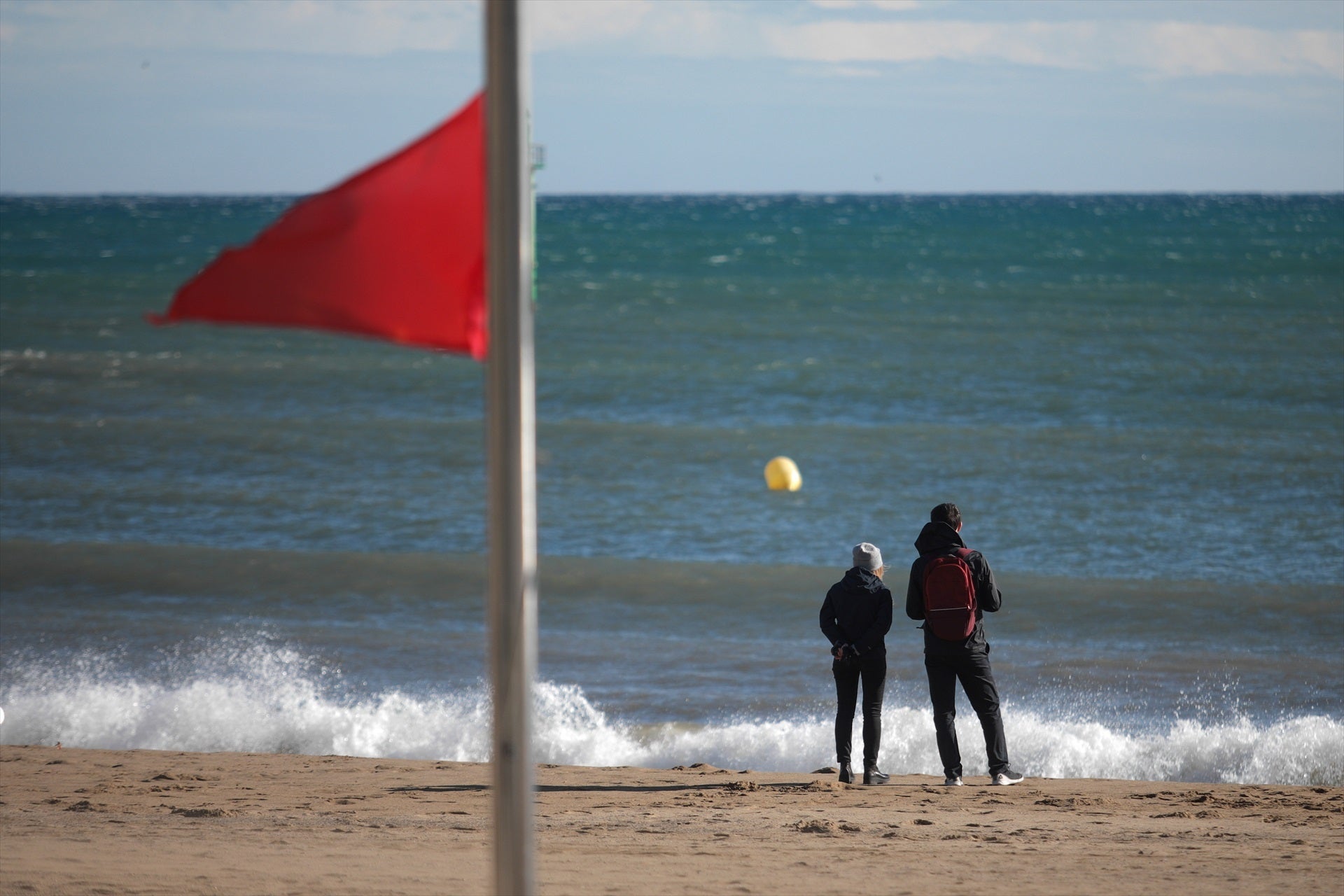 Imatge d'arxiu d'una platja amb bandera vermella / Europa Press