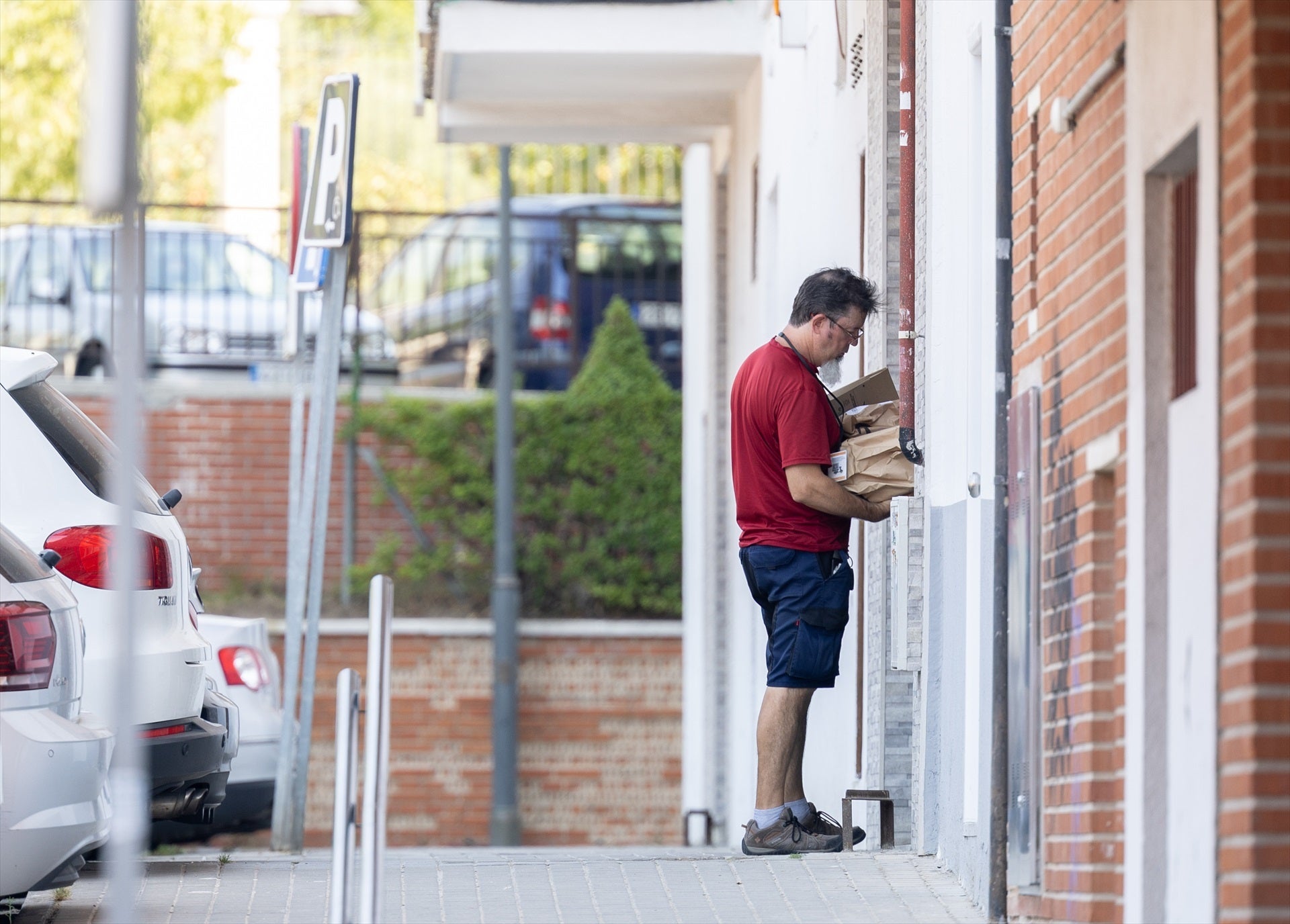 Imatge d'arxiu d'un repartidor entregant uns paquets / Eduardo Parra / Europa Press