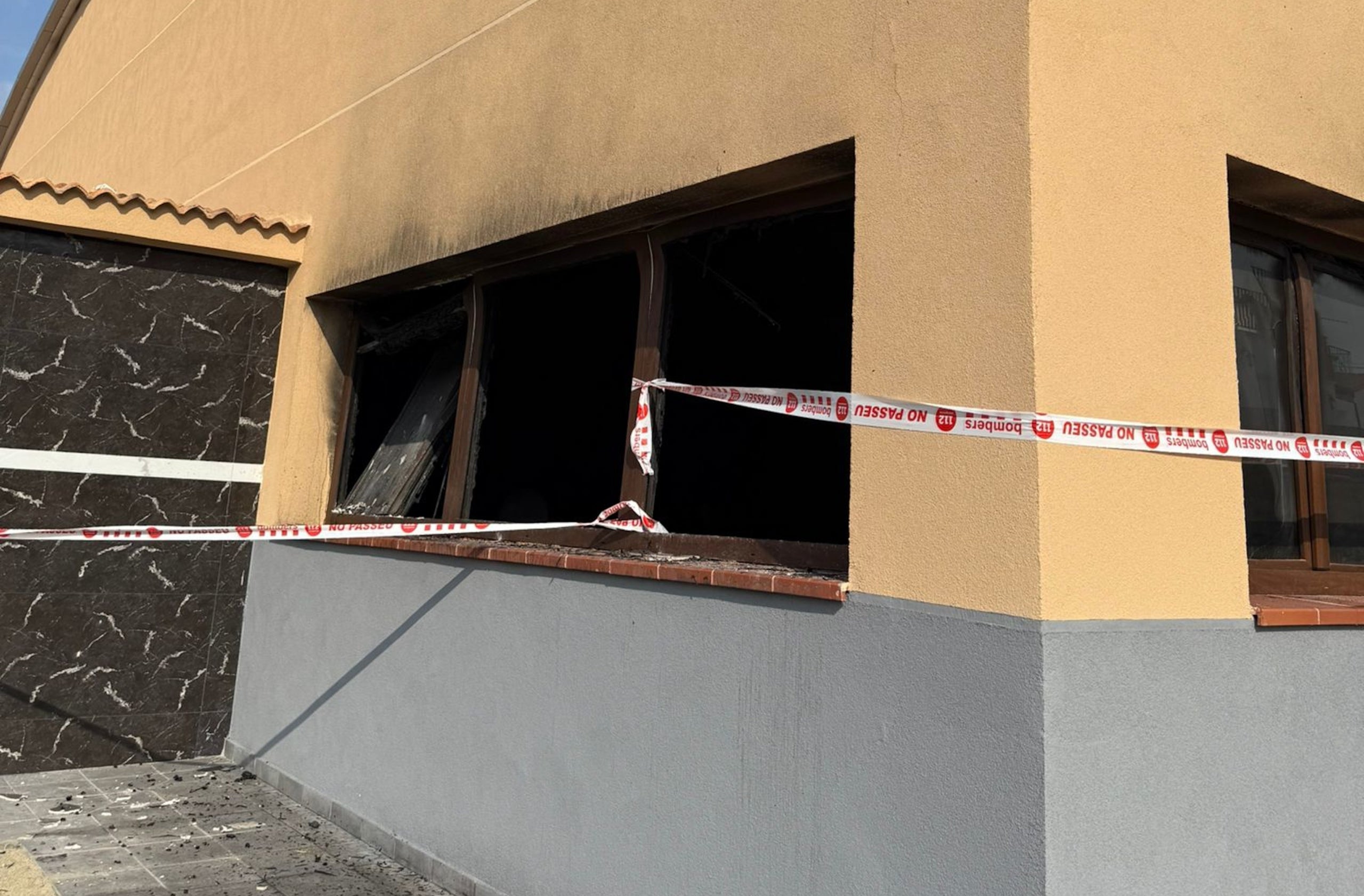 Imatge exterior de la mesquita de Piera després de l'incendi / ACN