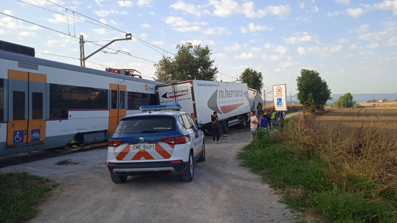 Un tren ha xocat amb un camió a prop d'Hostalets de Balenyà (Osona) / Protecció Civil