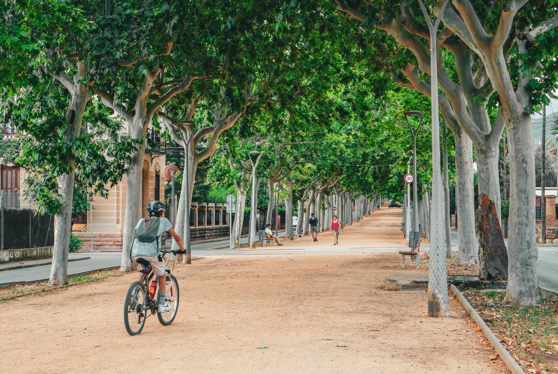 Vistes del Passeig de La Garriga, on s’hi troba un conjunt de cases amb diferents característiques arquitectòniques que reflecteixen la història i la diversitat del municipi. / Marta Cardenal 